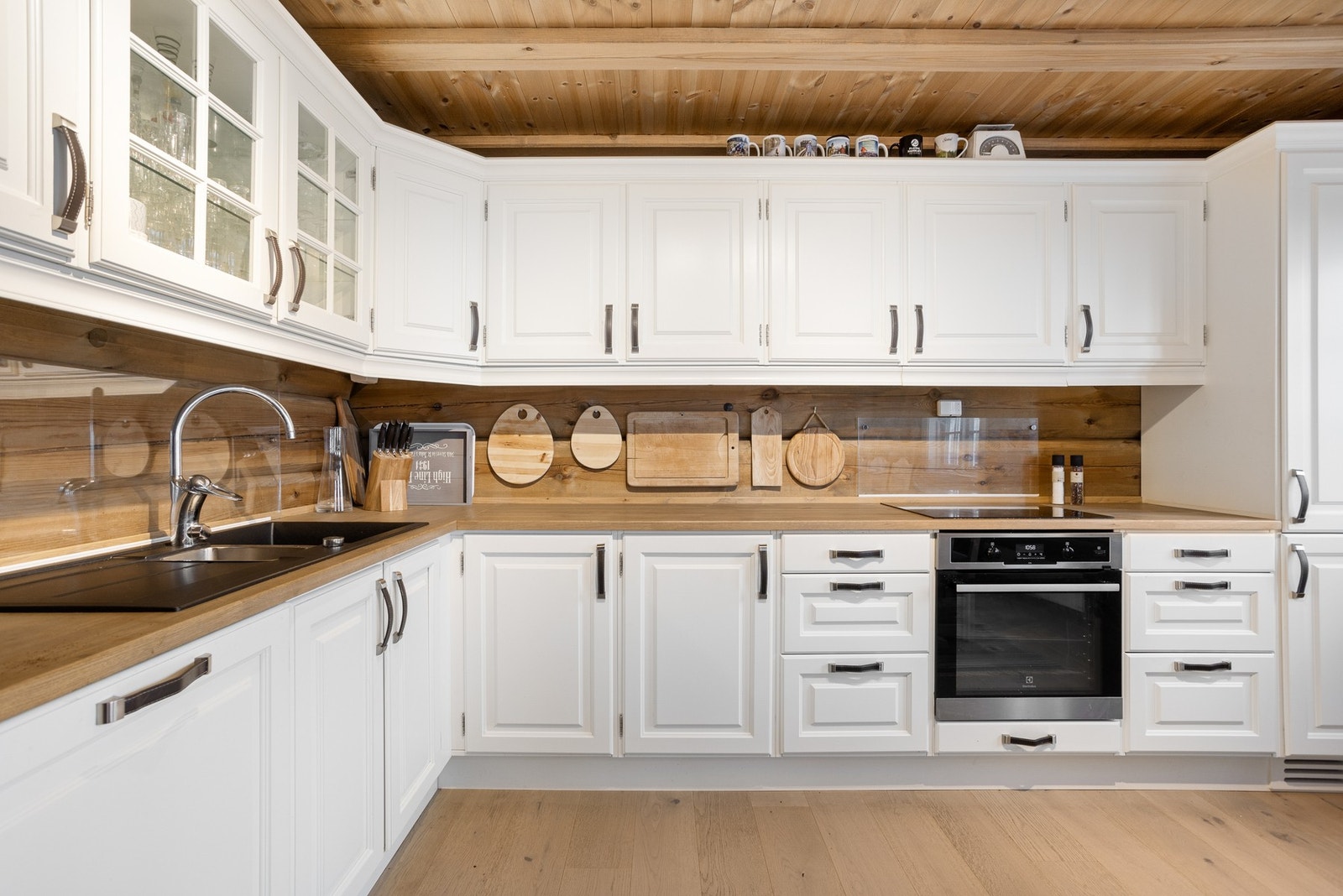 Godt med oppbevaringsplass i skuffer og skap. Integrerte hvitevarer som komfyr, platetopp, oppvaskmaskin og kjøleskap Galleribilde