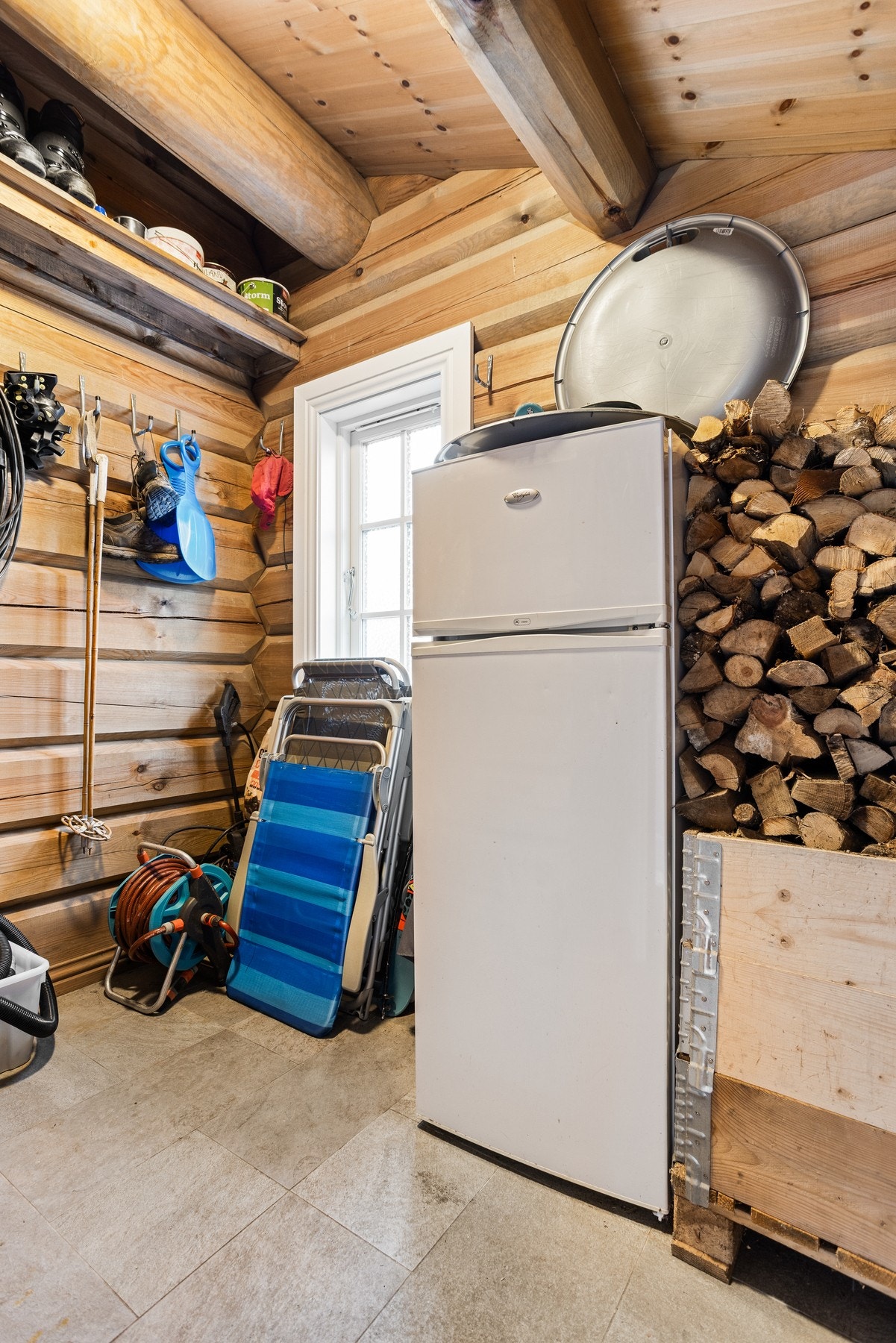 Hytta har en praktisk utvendig bod Galleribilde