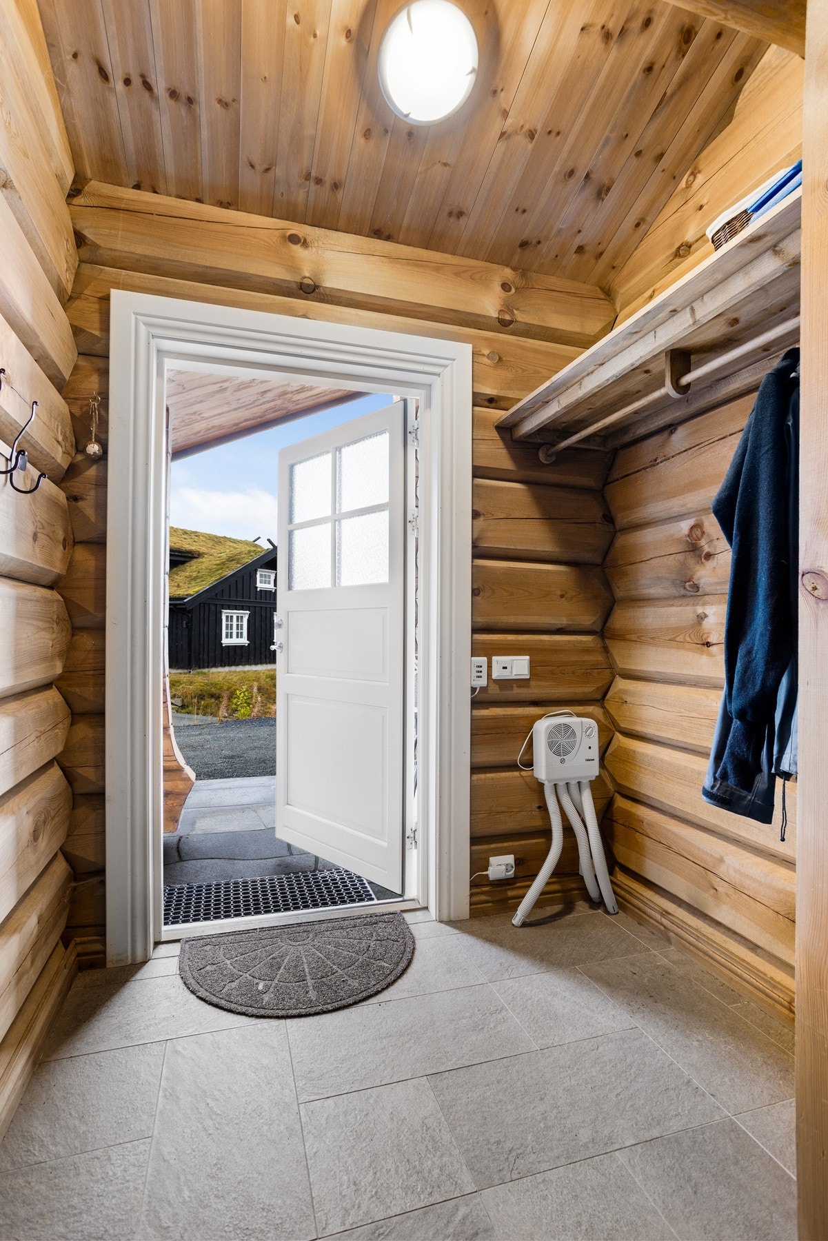 Velkommen inn! Innbydende entré med varmekabler i gulv og plass til å henge fra seg yttertøy og sette fra seg sko Galleribilde