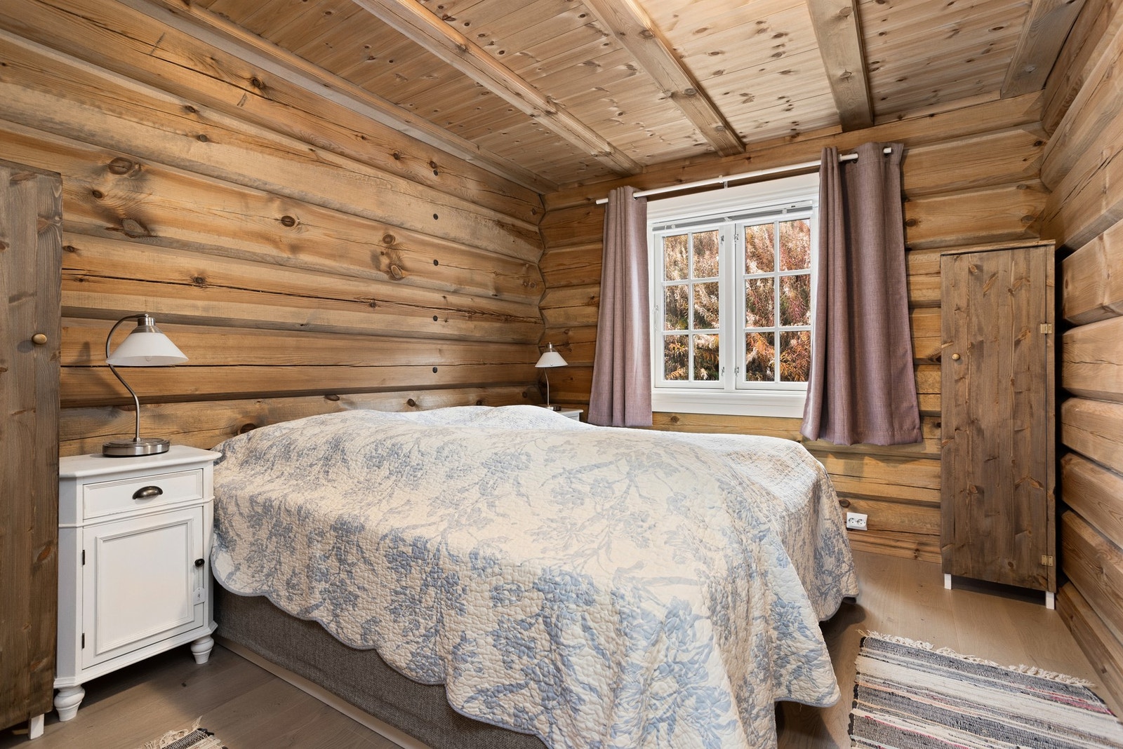 Hovedsoverom i 1.etasje innredet med dobbeltseng Galleribilde