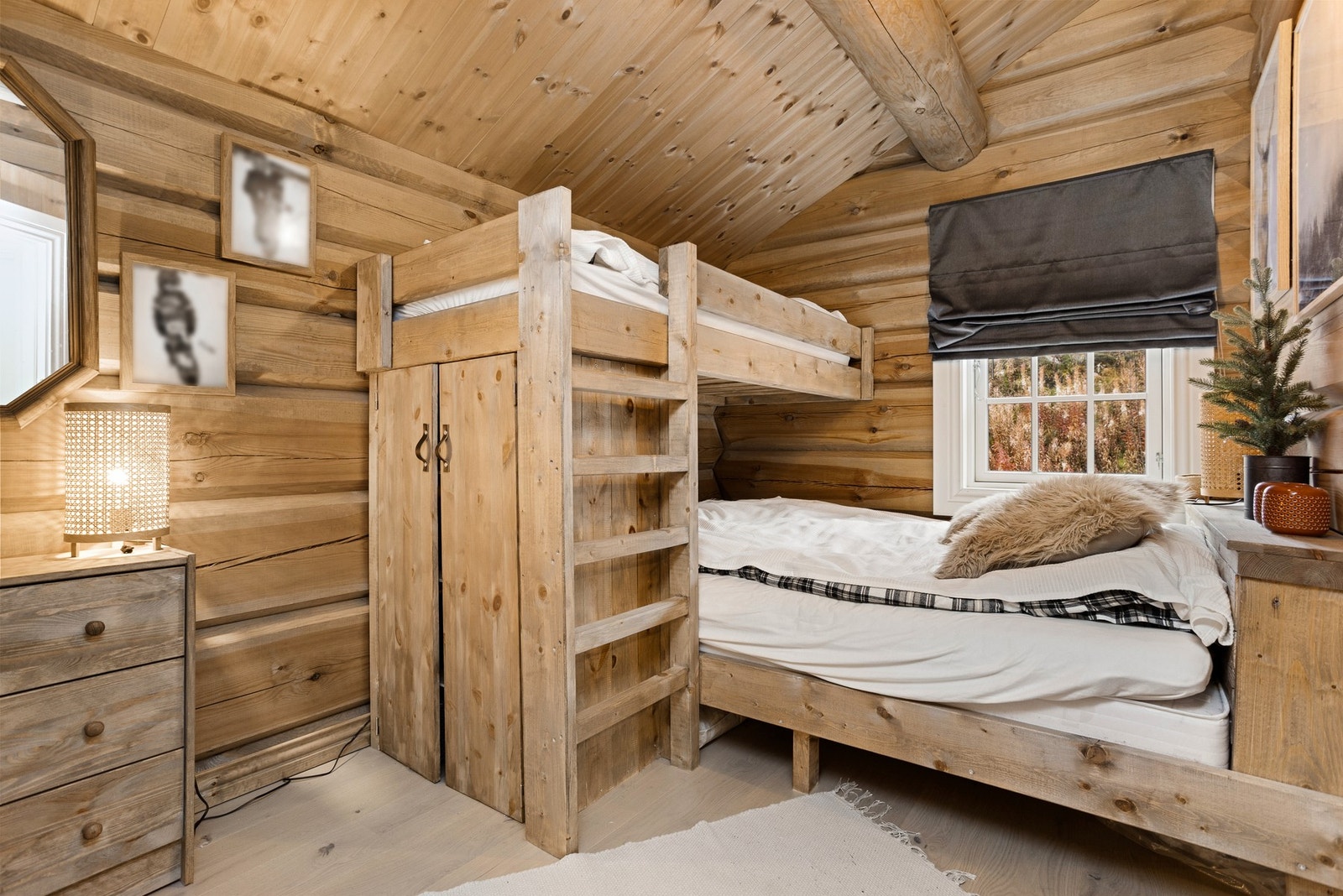 Soverom III har plassbygd køyeseng Galleribilde