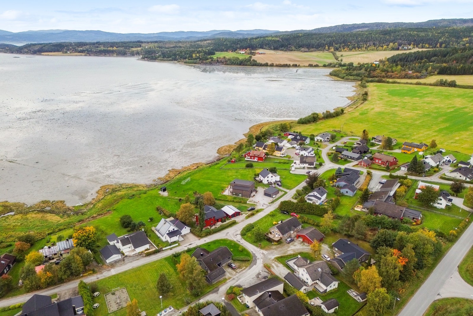 Fra eiendommen er det kort veg til ny barnehage i Søndre Egge, samt trygg gang- og sykkelvei til Egge med barneskole, ungdomsskole og idrettsanlegg Galleribilde