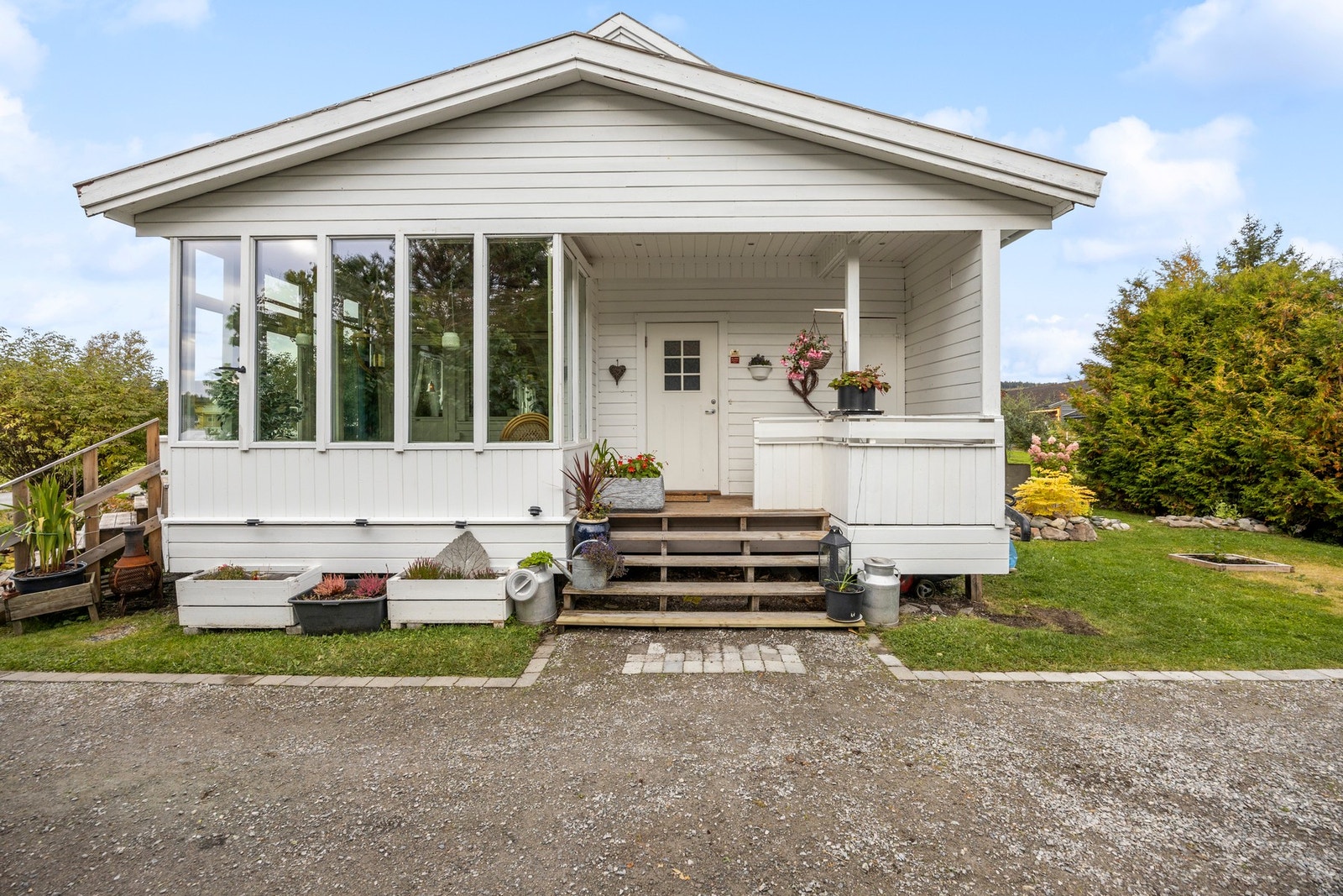 Inngangspartiet er takoverbygd med downlights og har terrasse på 4 kvm Galleribilde