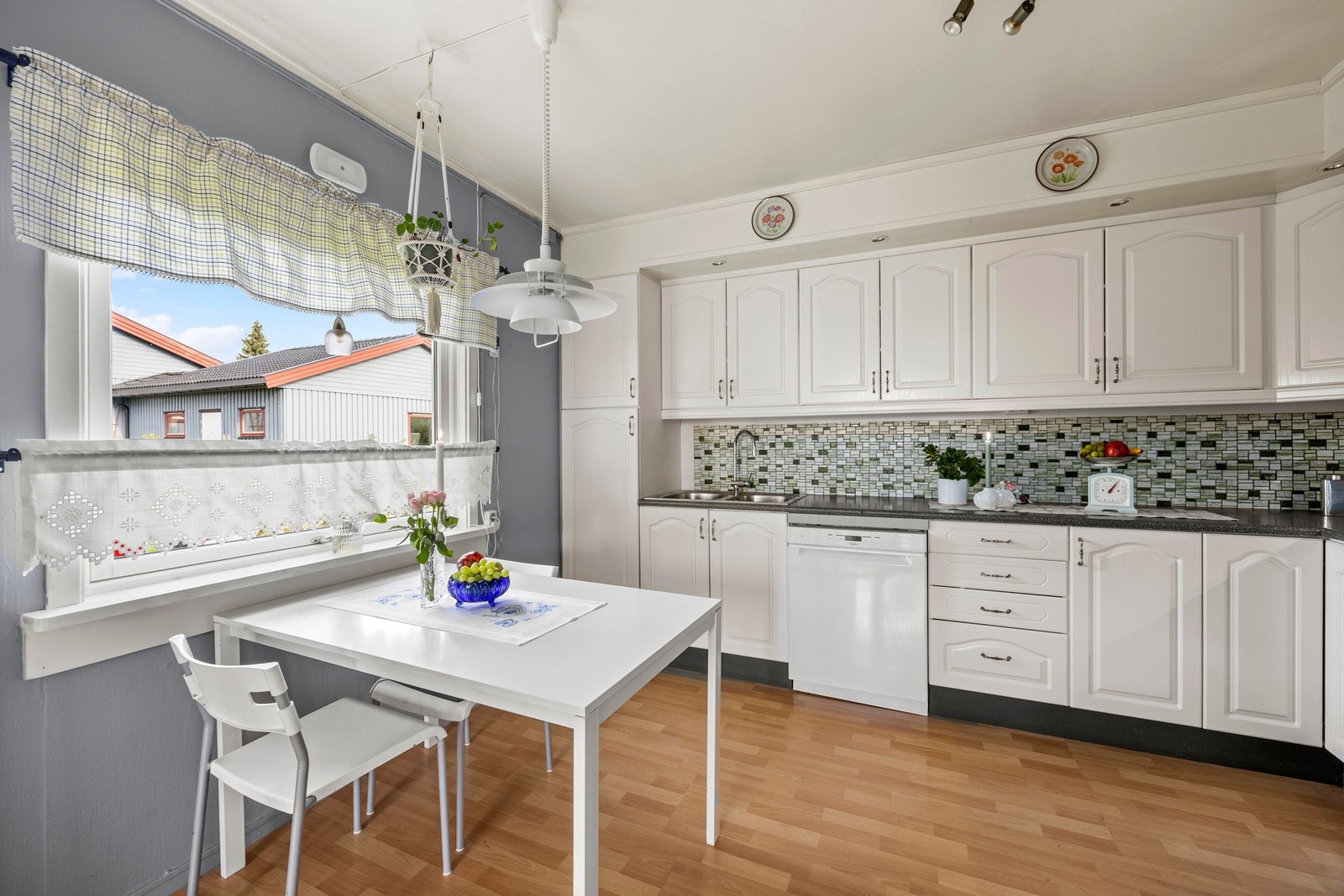 Kjøkken - 12 kvm. Kjøkkenet ble satt inn i 2014 Galleribilde