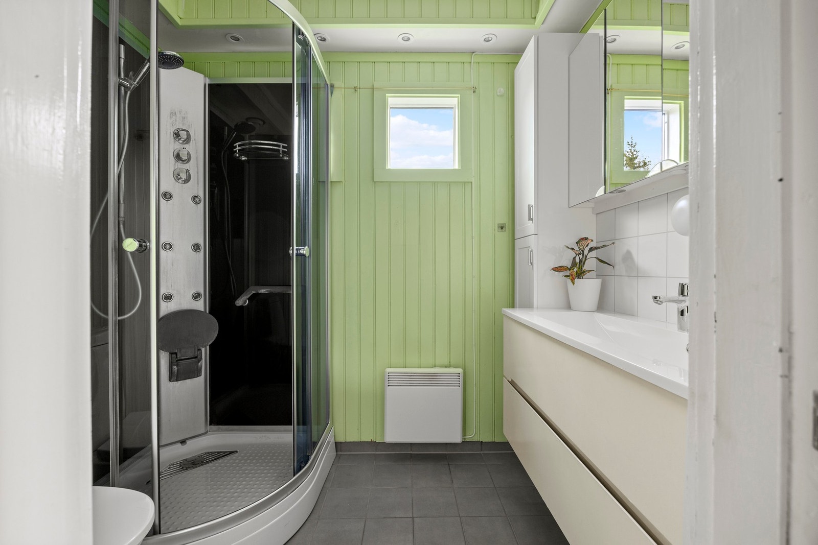 Bad - 4 kvm. Utstyrt med servantskap, dusjkabinett og toalett Galleribilde