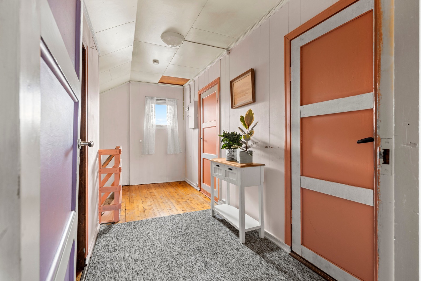 Trapperom i 2. etg - 9 kvm. Dør inn til tre soverom Galleribilde