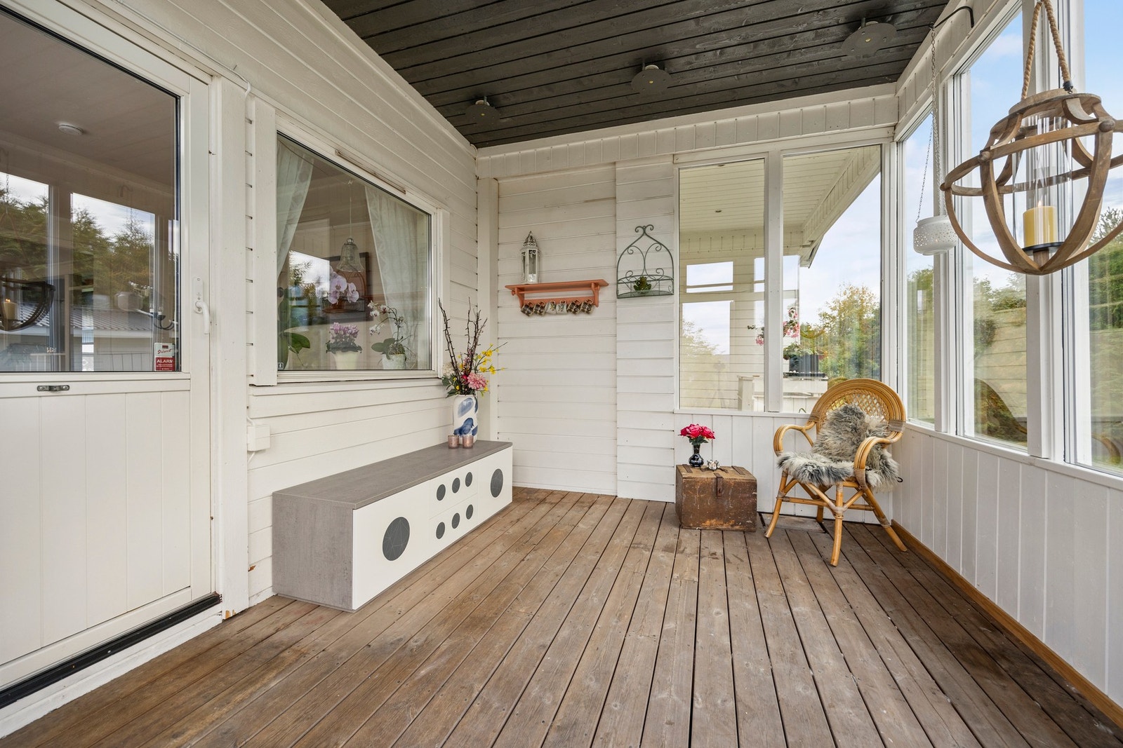 Fra stuen er det utgang til innglasset balkong på 9,5 kvm Galleribilde