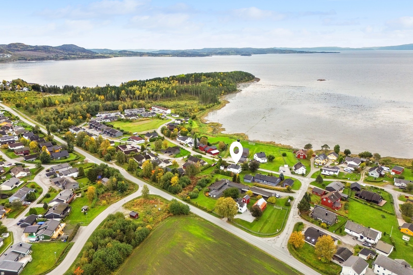 Boligen ligger fint til i et populært boligområde like i nærheten av fjorden. Galleribilde