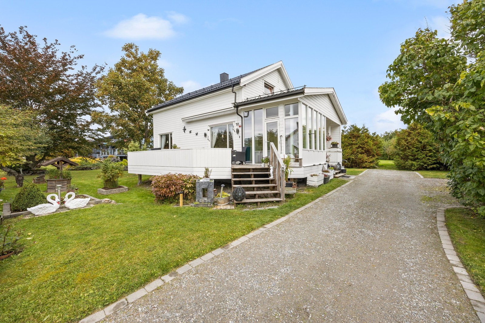 Uteområdet gir et godt førsteinntrykk av eiendommen Galleribilde