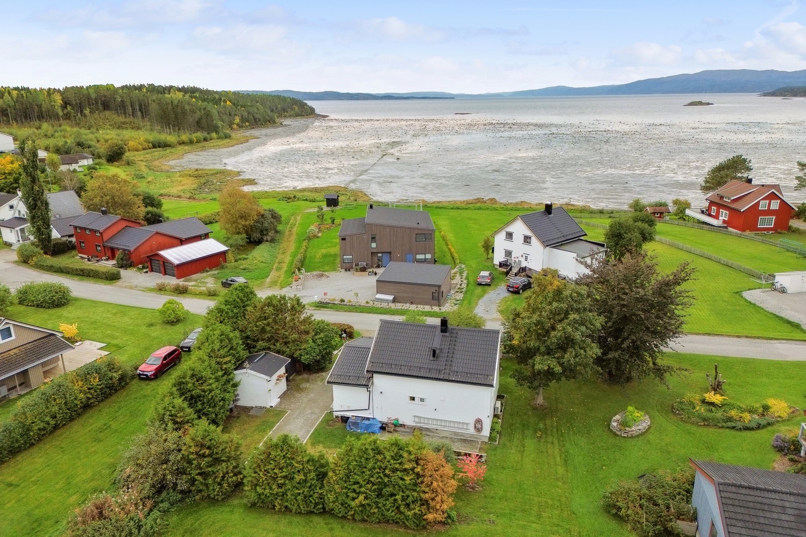 Skiftet bordkledning i 2010, samt skiftet taktekking og takrenner. Galleribilde