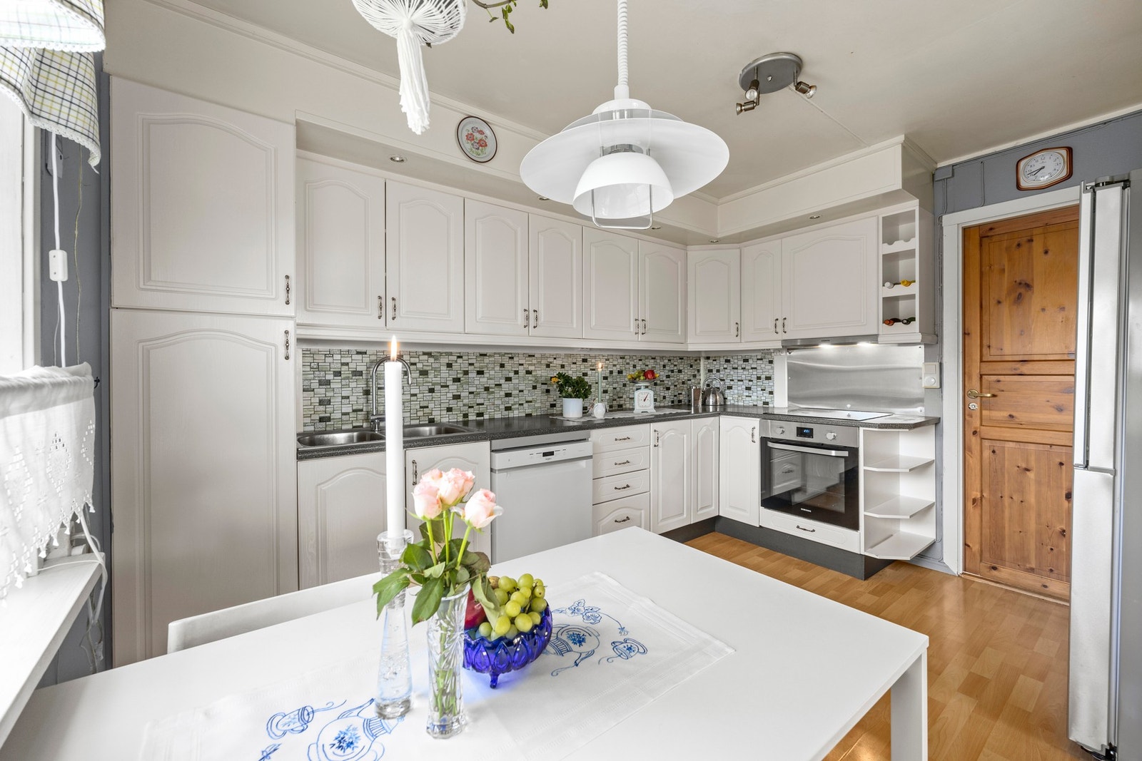 Det er integrert platetopp og stekeovn, samt avsatt plass for kjøleskap og oppvaskmaskin Galleribilde