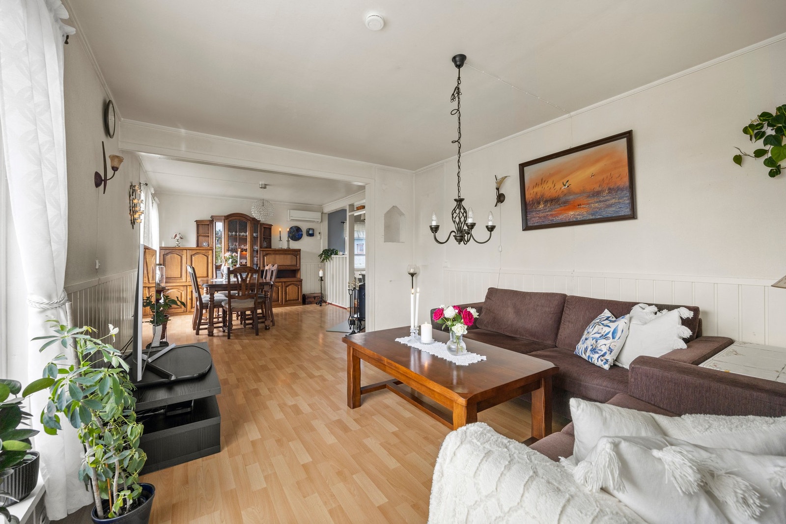 God plass til både sofa- og spisestuegruppe i stuen Galleribilde