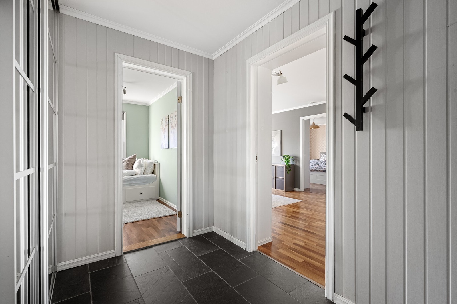 Romslig entré med god garderobeplass. Galleribilde