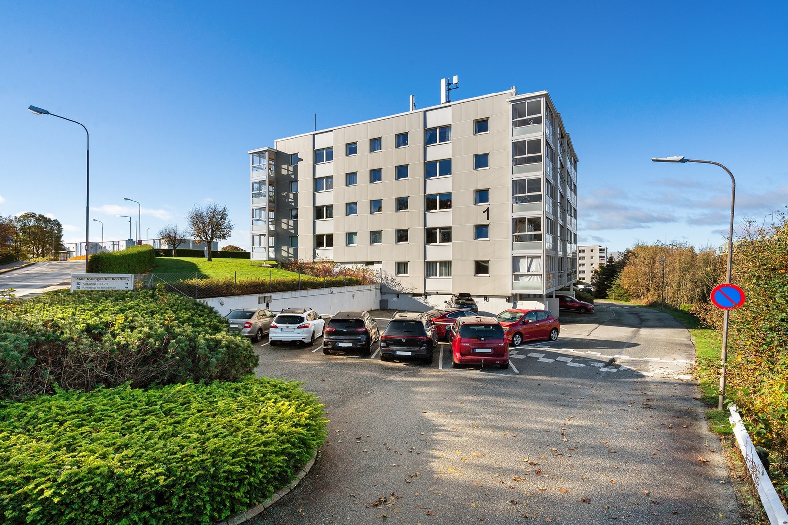 Parkeringsplass med lademulighet, plass nr. 17. Lagringsbod i kjeller (5 kvm) Galleribilde