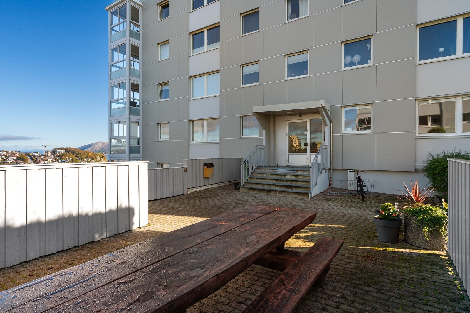 Gode bussforbindelser og kort avstand til Sandnes sentrum gjør dette til et praktisk og trivelig sted å bo. Galleribilde