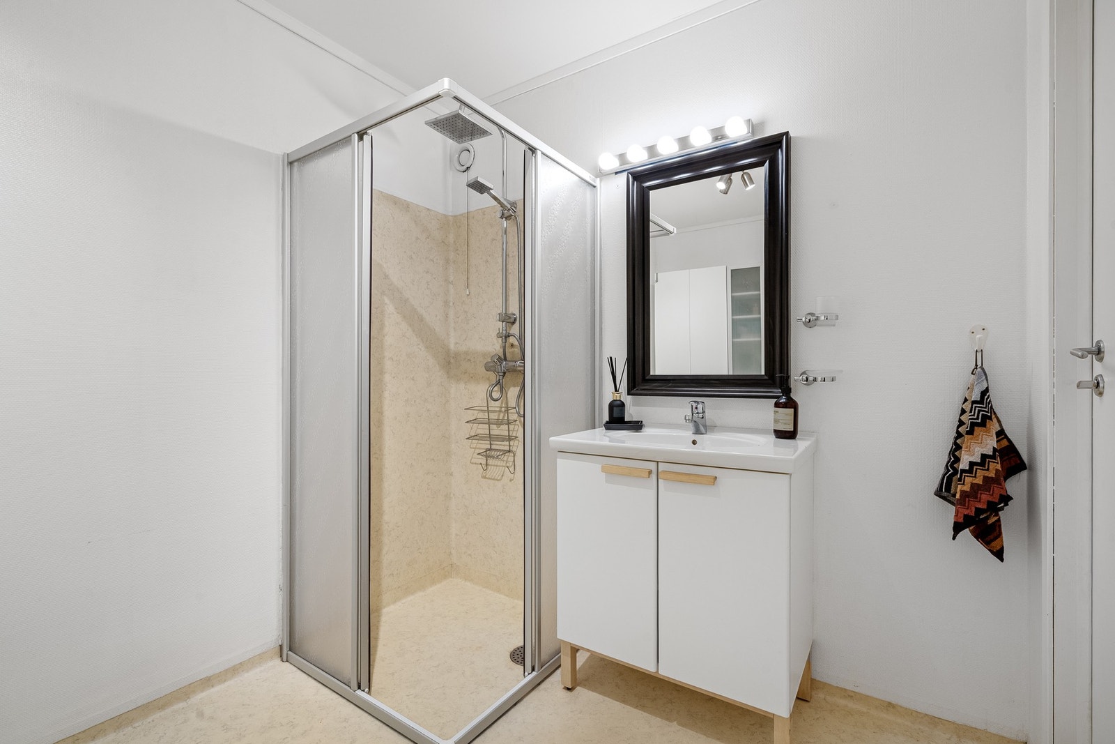 Innholdsrikt bad som venter på en moderne oppgradering. Galleribilde