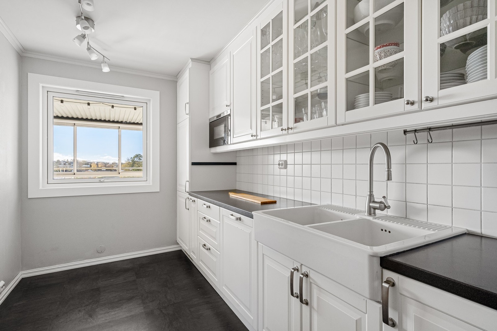 Lyst og funksjonelt kjøkken, perfekt for matlaging og samvær. Galleribilde