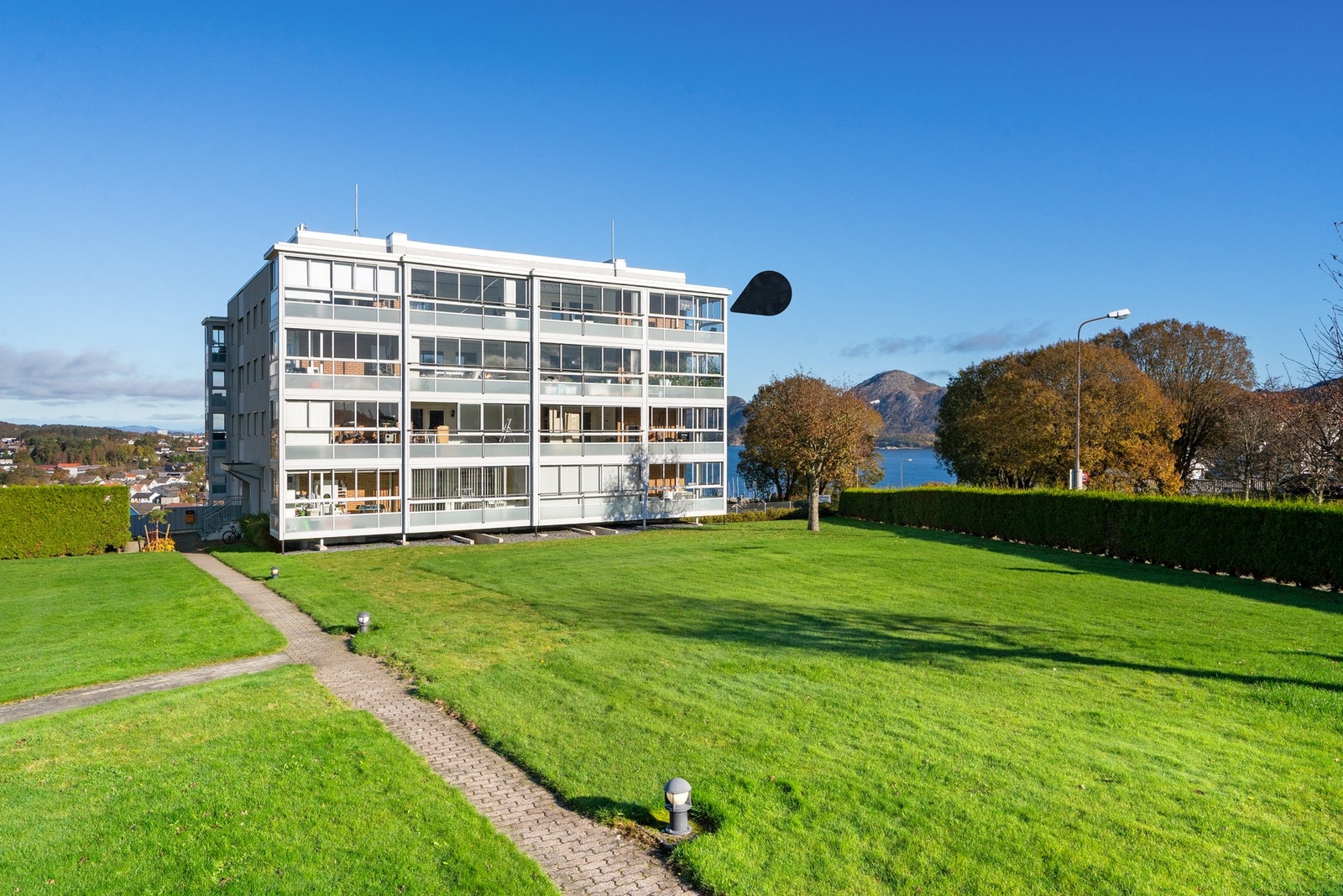 Beliggenheten er svært attraktiv - rolig og etablert område med kort vei til butikker, skole, barnehage, treningssenter og flotte turområder. Galleribilde