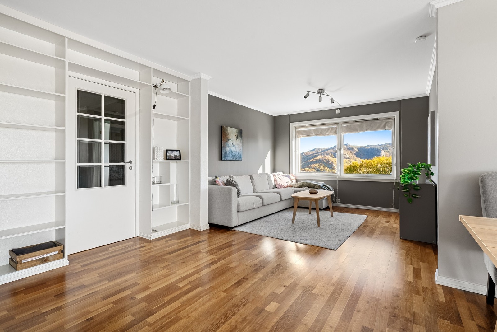 Lys og innbydende stue med god plass til avslapning. Galleribilde