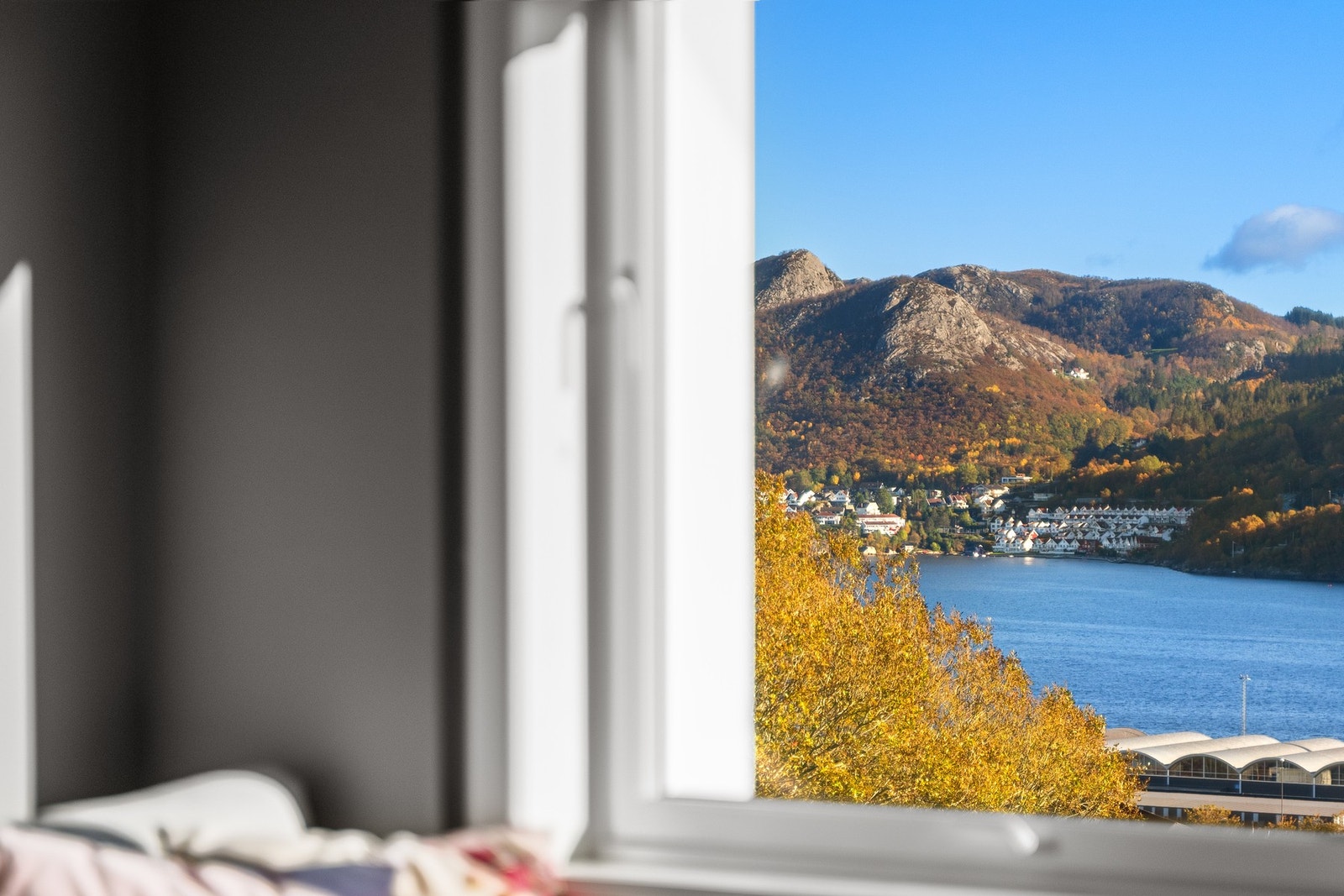 Et fredfullt rom med plass til å slappe av og nyte utsikten. Galleribilde
