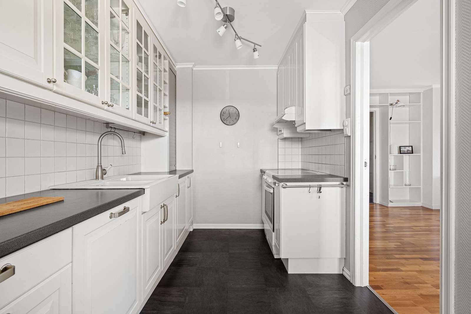 Innholdsrikt kjøkken med god skap- og benkeplass. Galleribilde