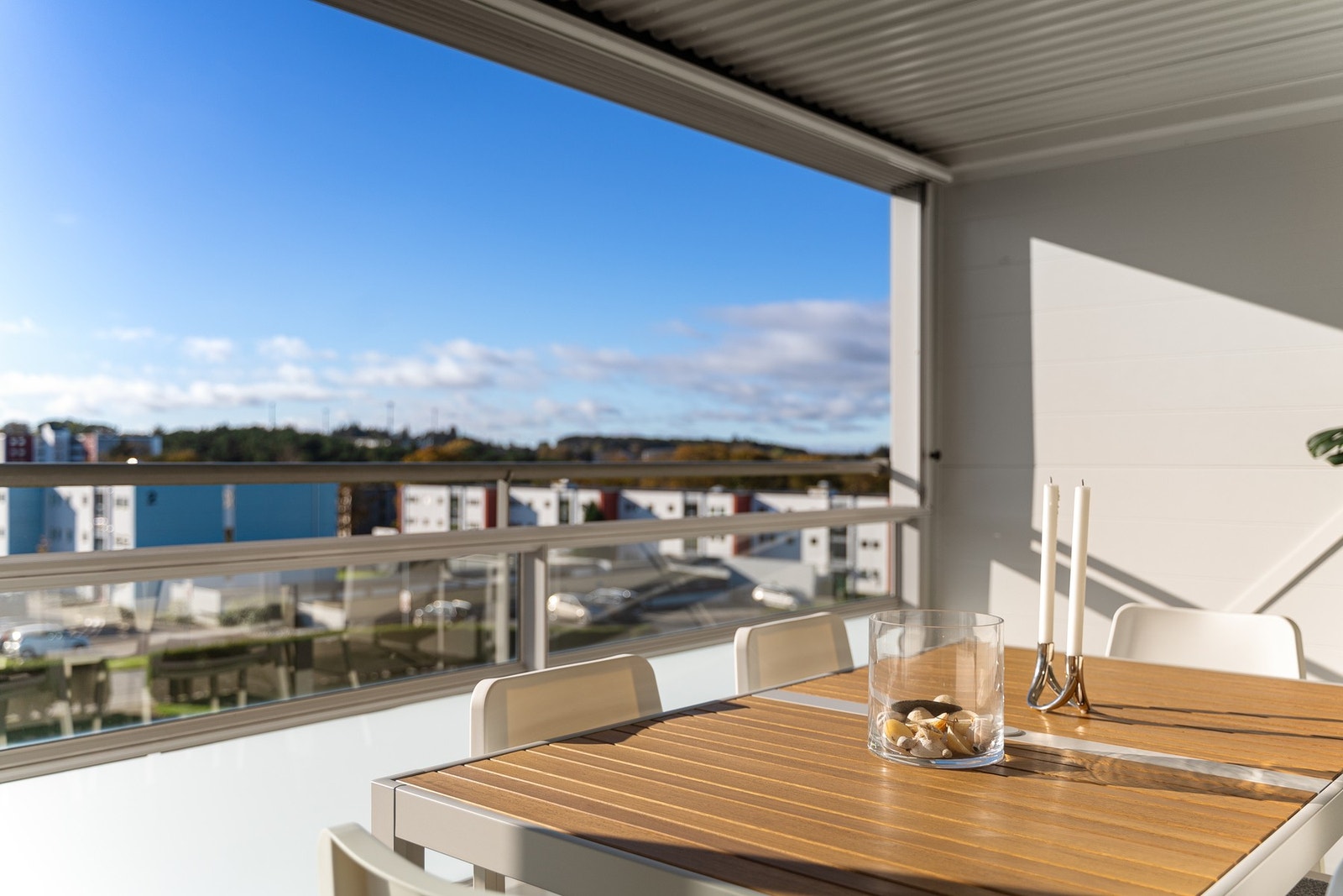 Perfekt innglasset uteplass med utsikt over både Varatun og Gandsfjorden. Galleribilde