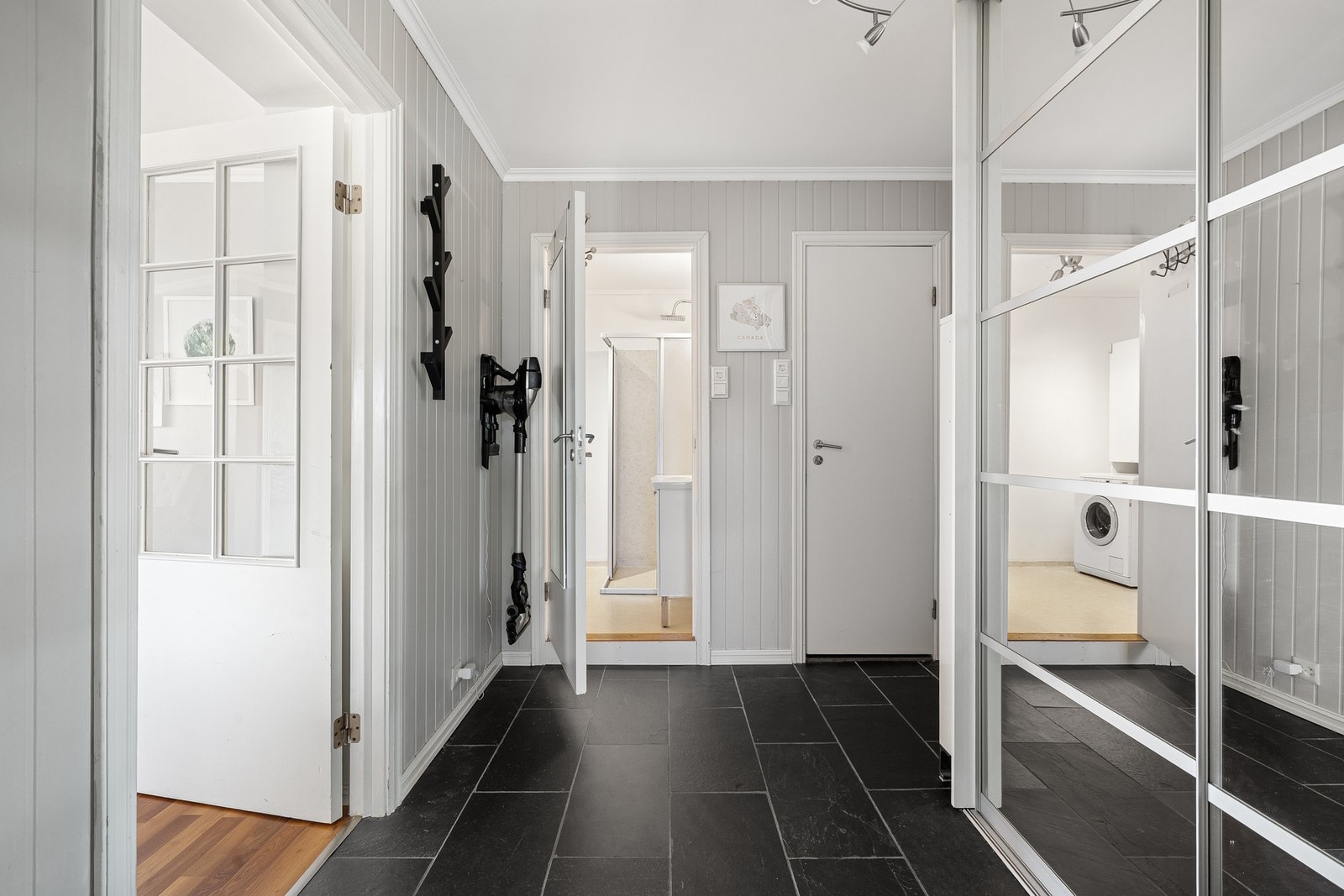 Videre tilkomst til leilighetens baderom og gjestetoalett. Galleribilde