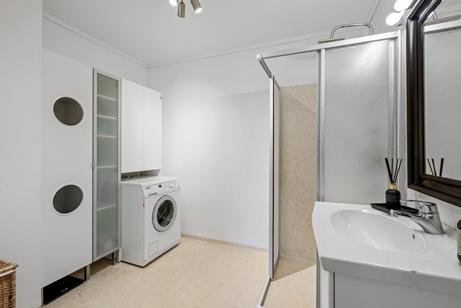 Eldre, men funksjonelt bad med godt med plass og oppbevaring. Opplegg for vaskemaskin. Galleribilde