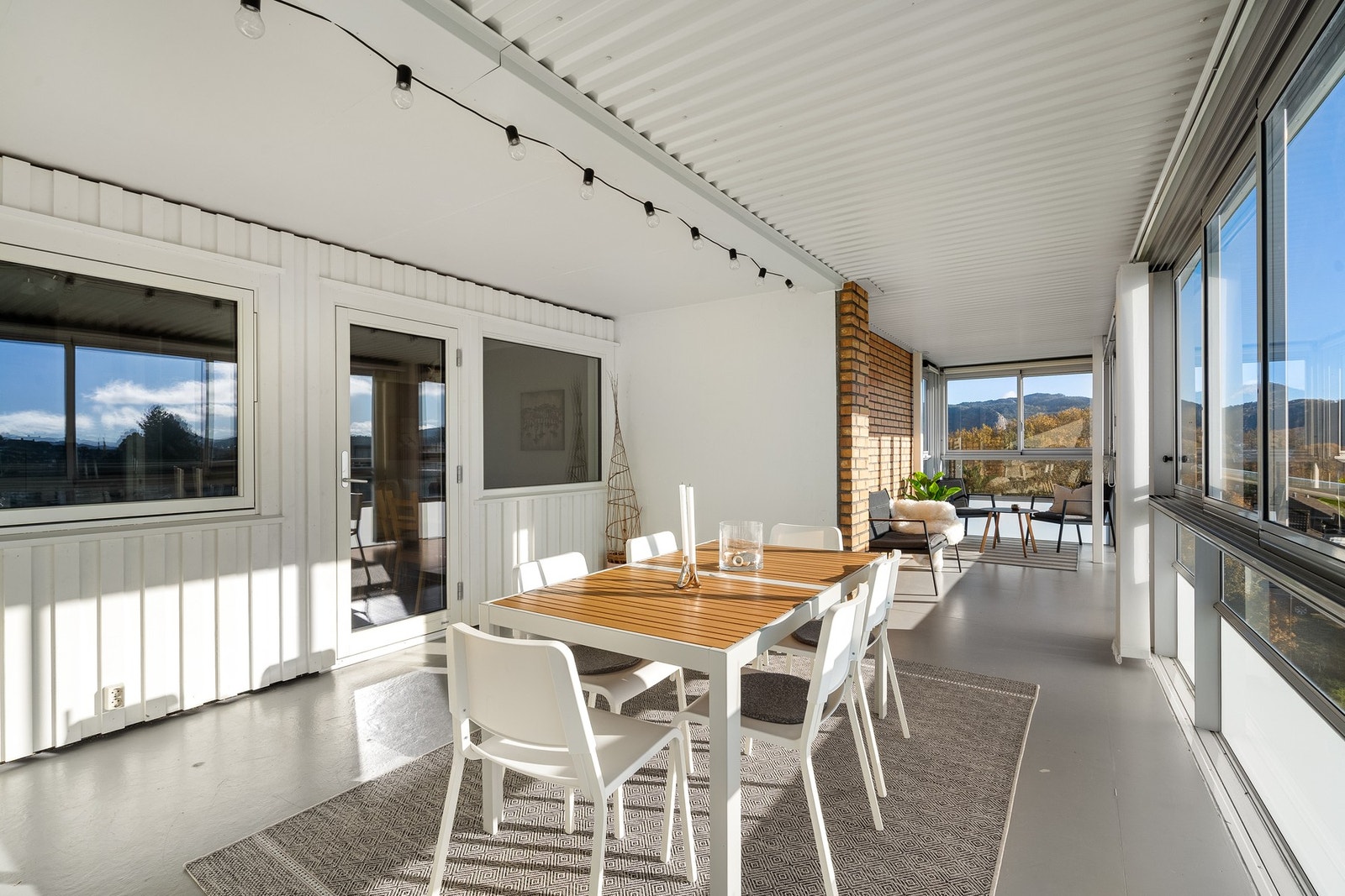 Balkongen måler hele 30 kvm og kan skilte med gode solforhold. Galleribilde