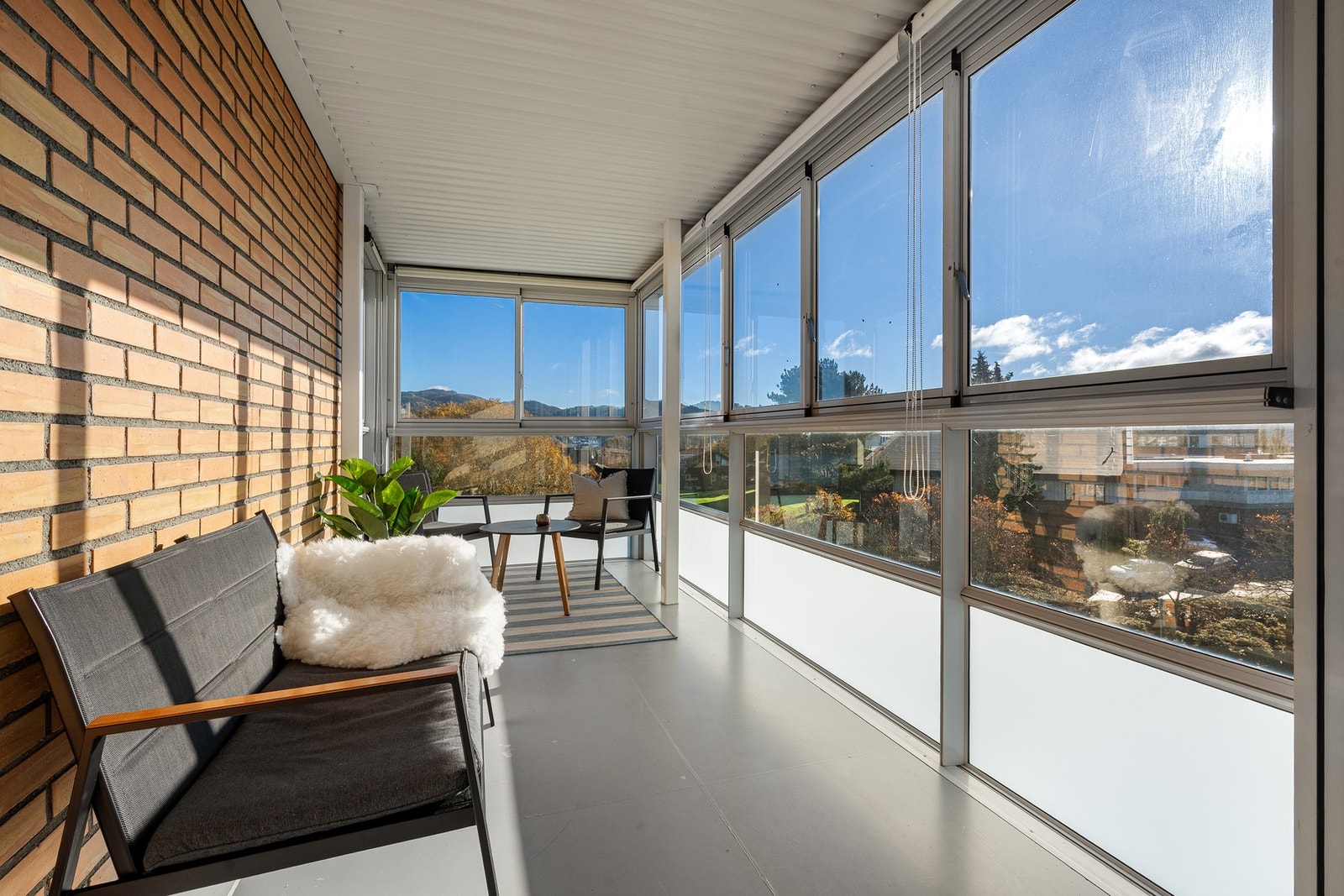 En lys og luftig balkong som kombinerer plass og vakker fjordutsikt Galleribilde