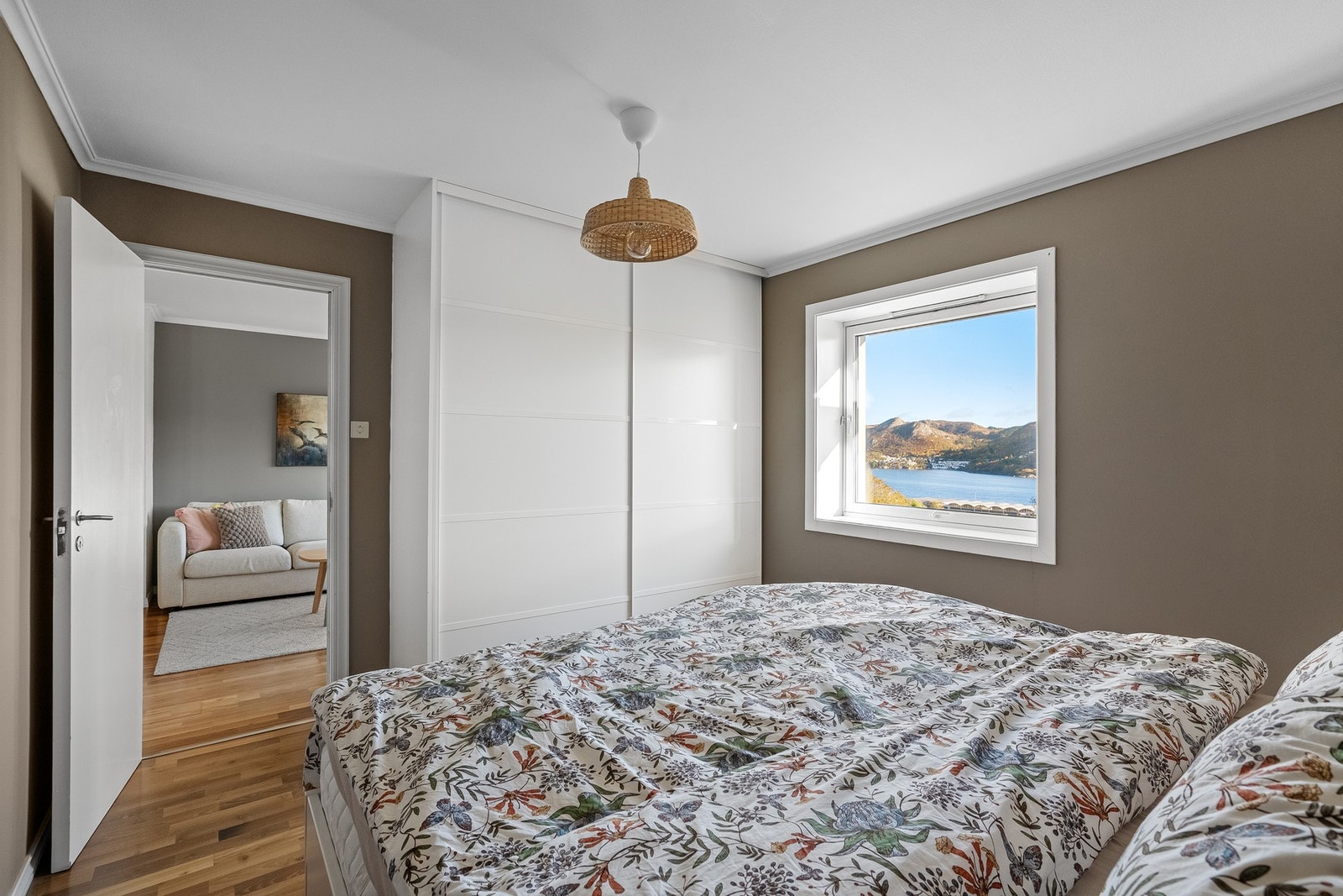 Romslig hovedsoverom med god plass til dobbeltseng og garderobe. Galleribilde