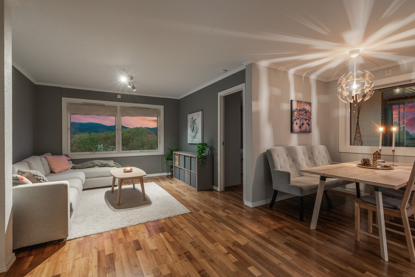 Velkommen til en attraktiv topp- og hjørneleilighet på Varatun med flotte lysforhold og utsikt mot Gandsfjorden. Galleribilde