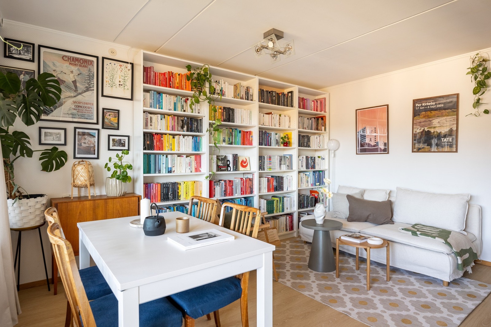 Overflatene er lysmalte og på gulvet er det lagt slitesterk laminat. Galleribilde