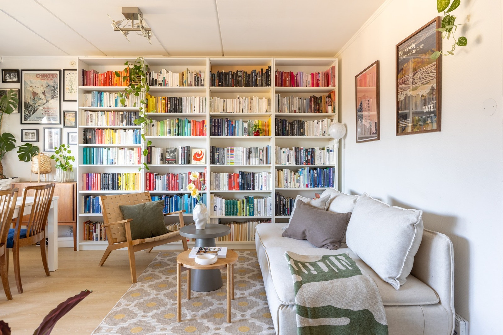 Stuen har god plass til både TV-krok og spisestue. Galleribilde