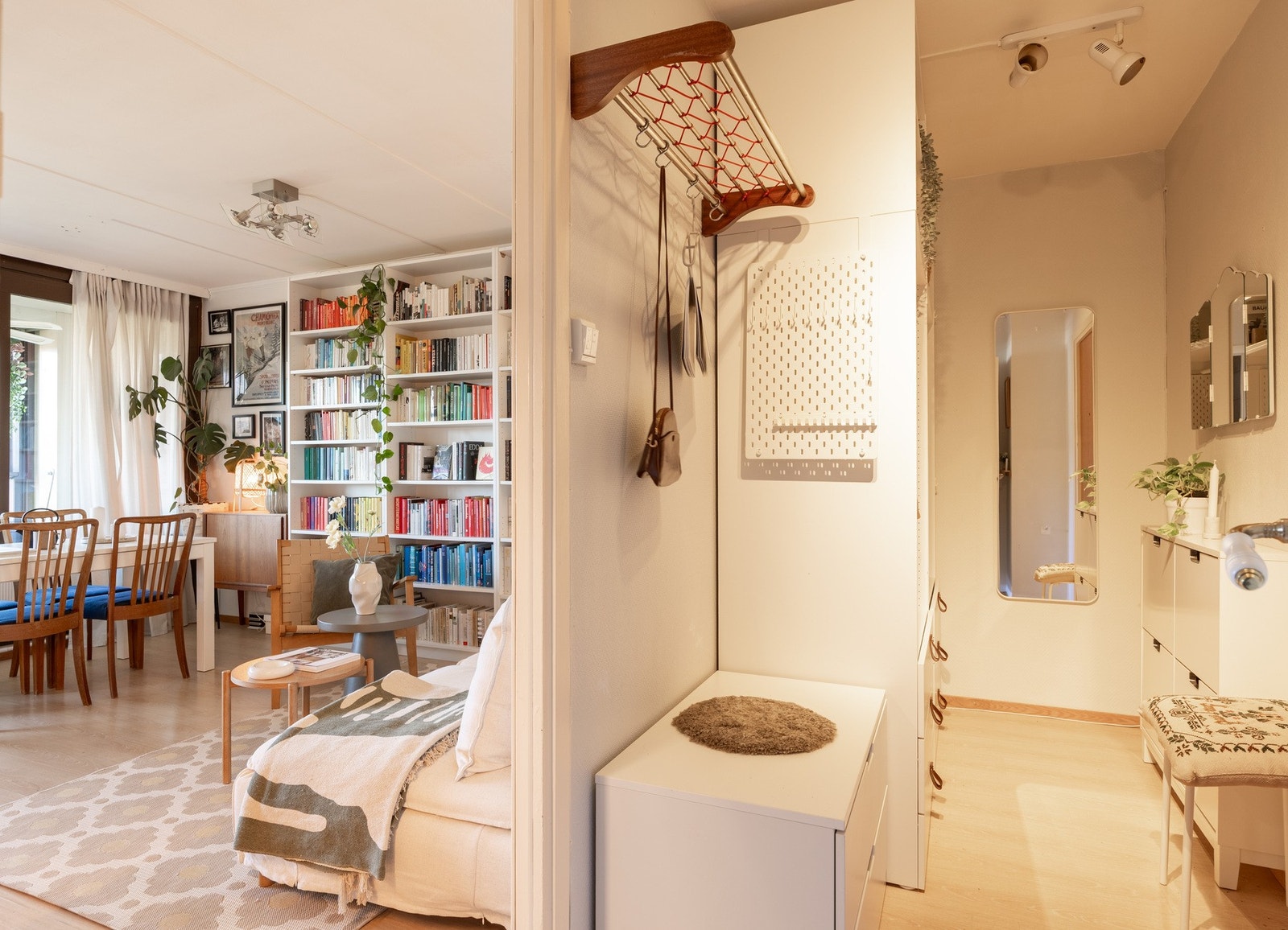 Innbydende entré med plass for klesoppheng og oppbevaring av sko. Galleribilde