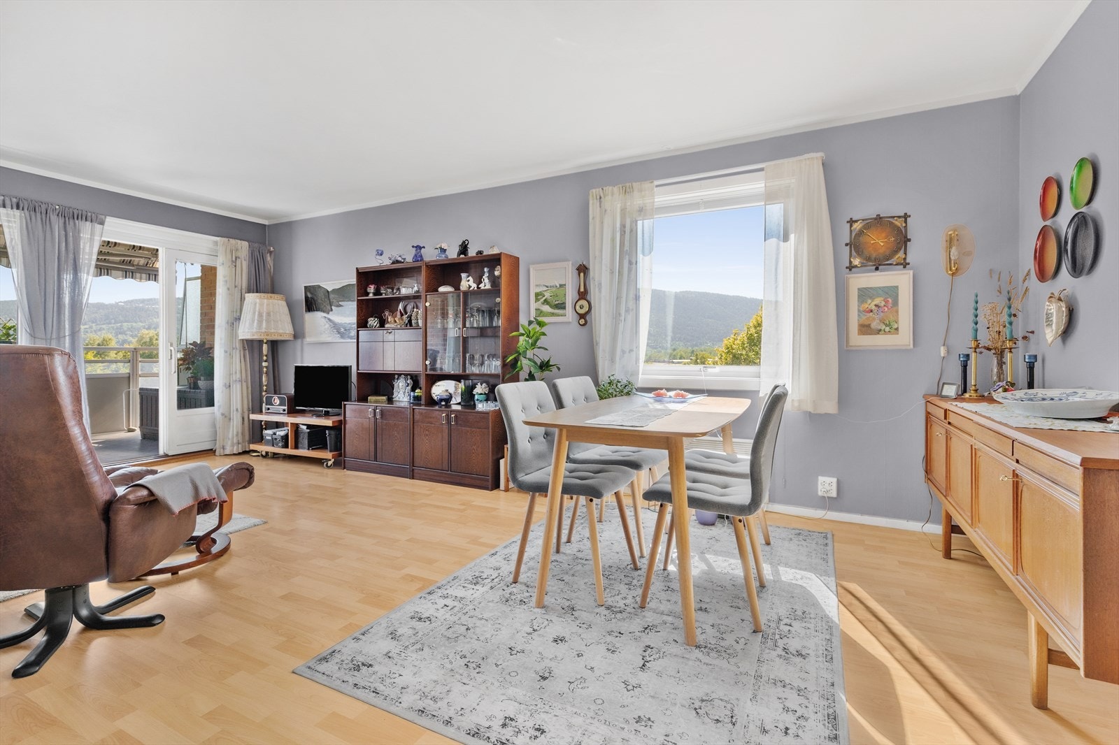 God plass til spisestue og siden det er endeleilighet er det ekstra vindu og mye lys inn i leiligheten Galleribilde