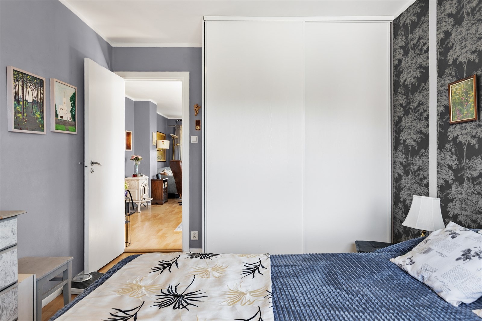 Skyvedørsgarderobe på hovedsoverommet Galleribilde