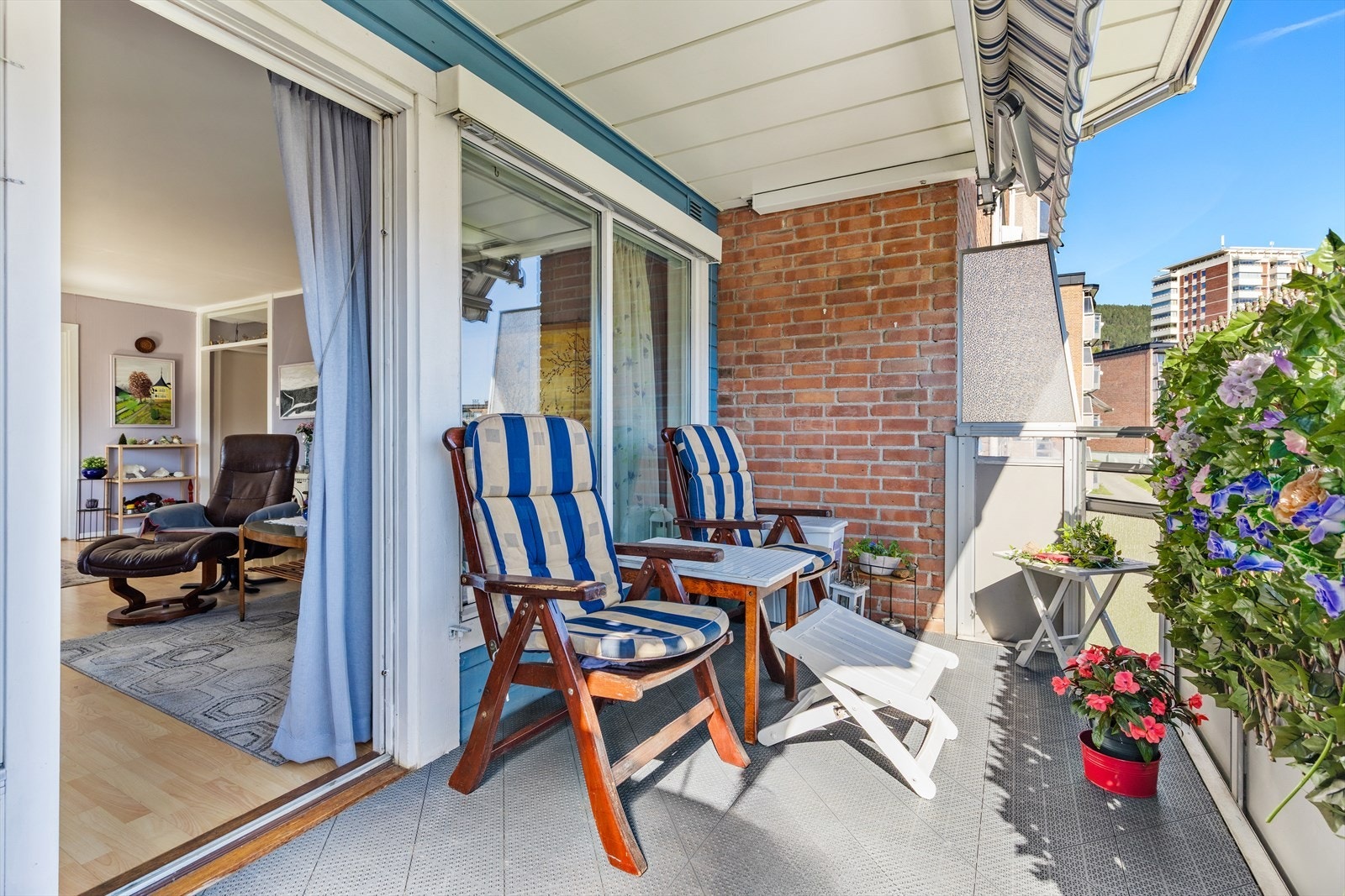 Balkongen er overbygget og har også markise Galleribilde