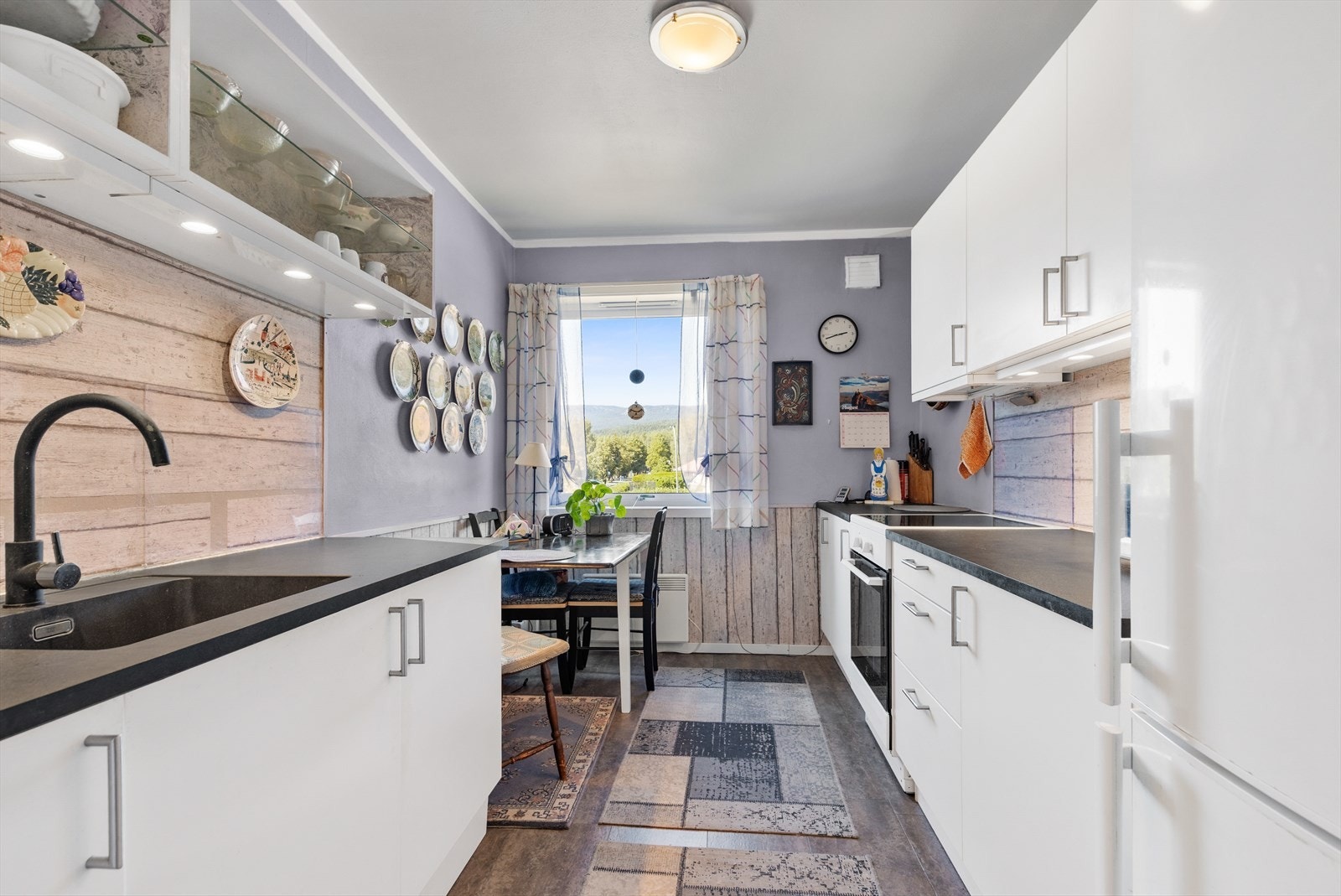 Lys og trivelig med plass til spiseplass Galleribilde