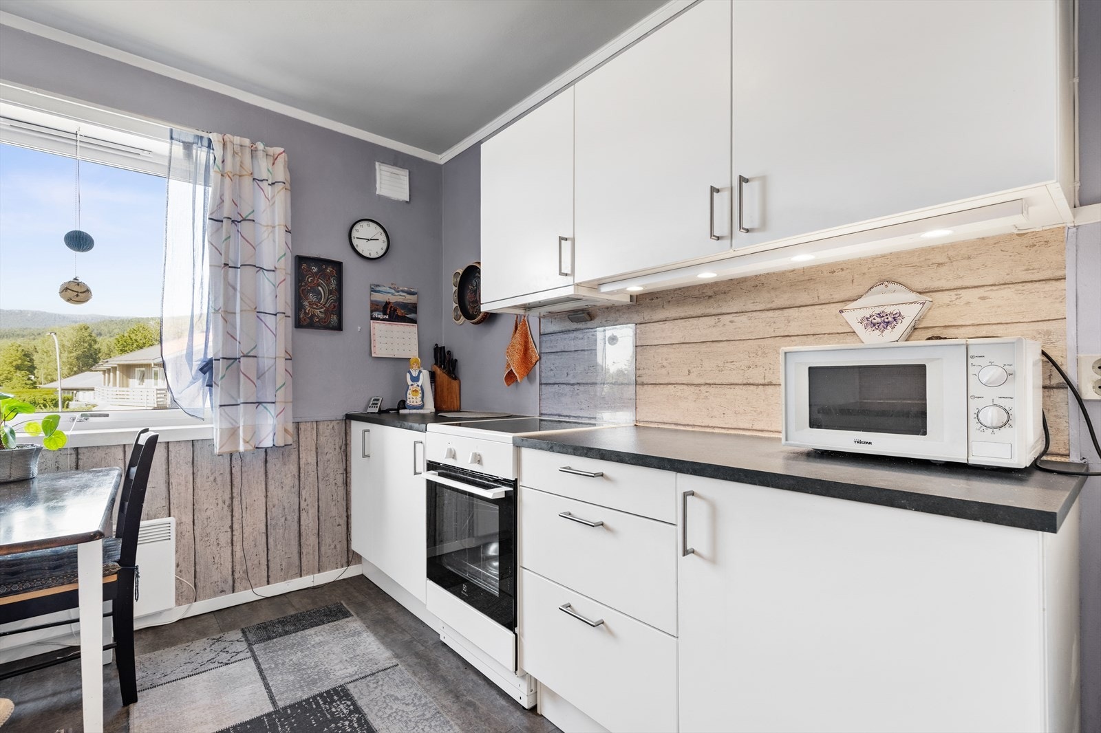 Kjøkken med plass til spisebord og stoler Galleribilde