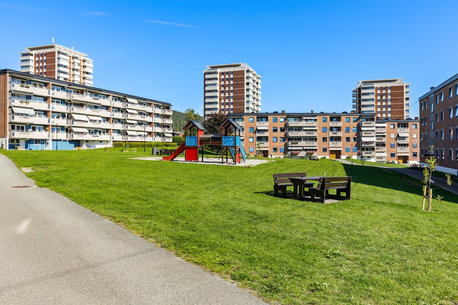 Hyggelig boområde med fine grøntarealer Galleribilde