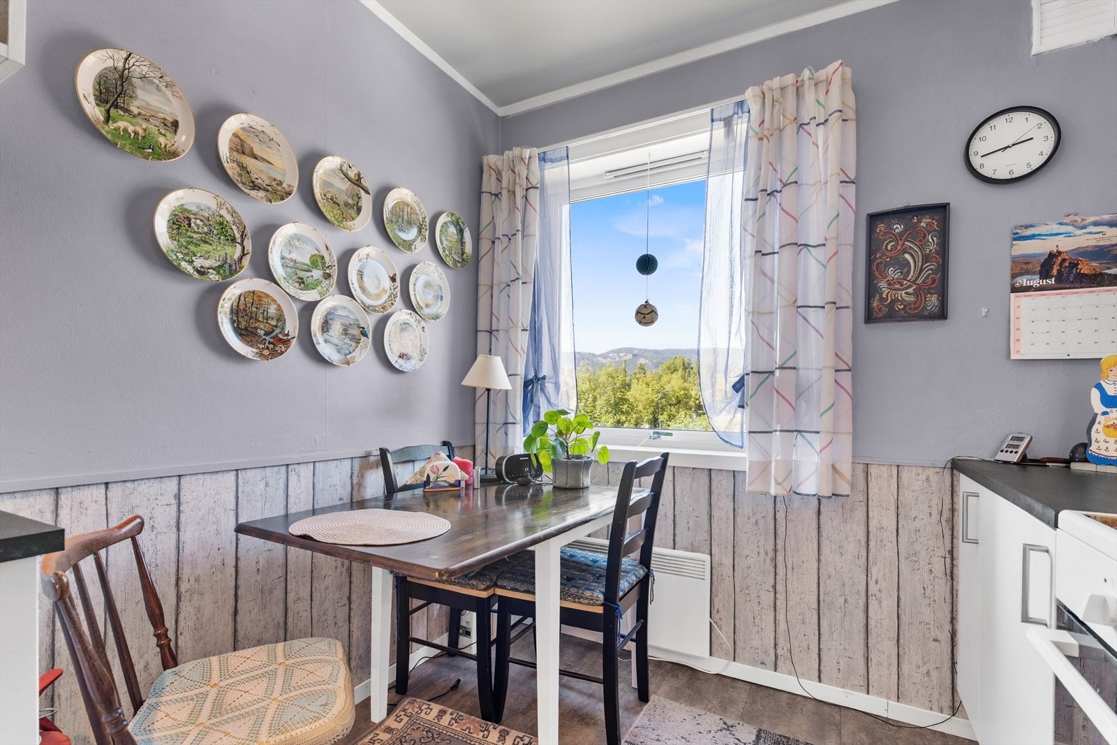 Lys og trivelig spiseplass på kjøkkenet Galleribilde