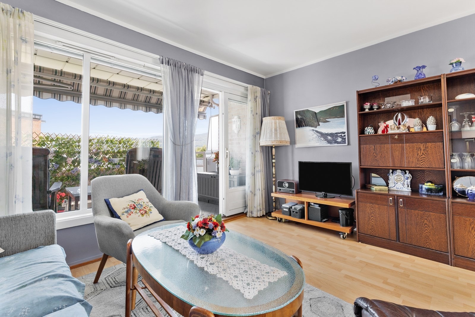 Stue med store vindusflater som gir godt med lys Galleribilde