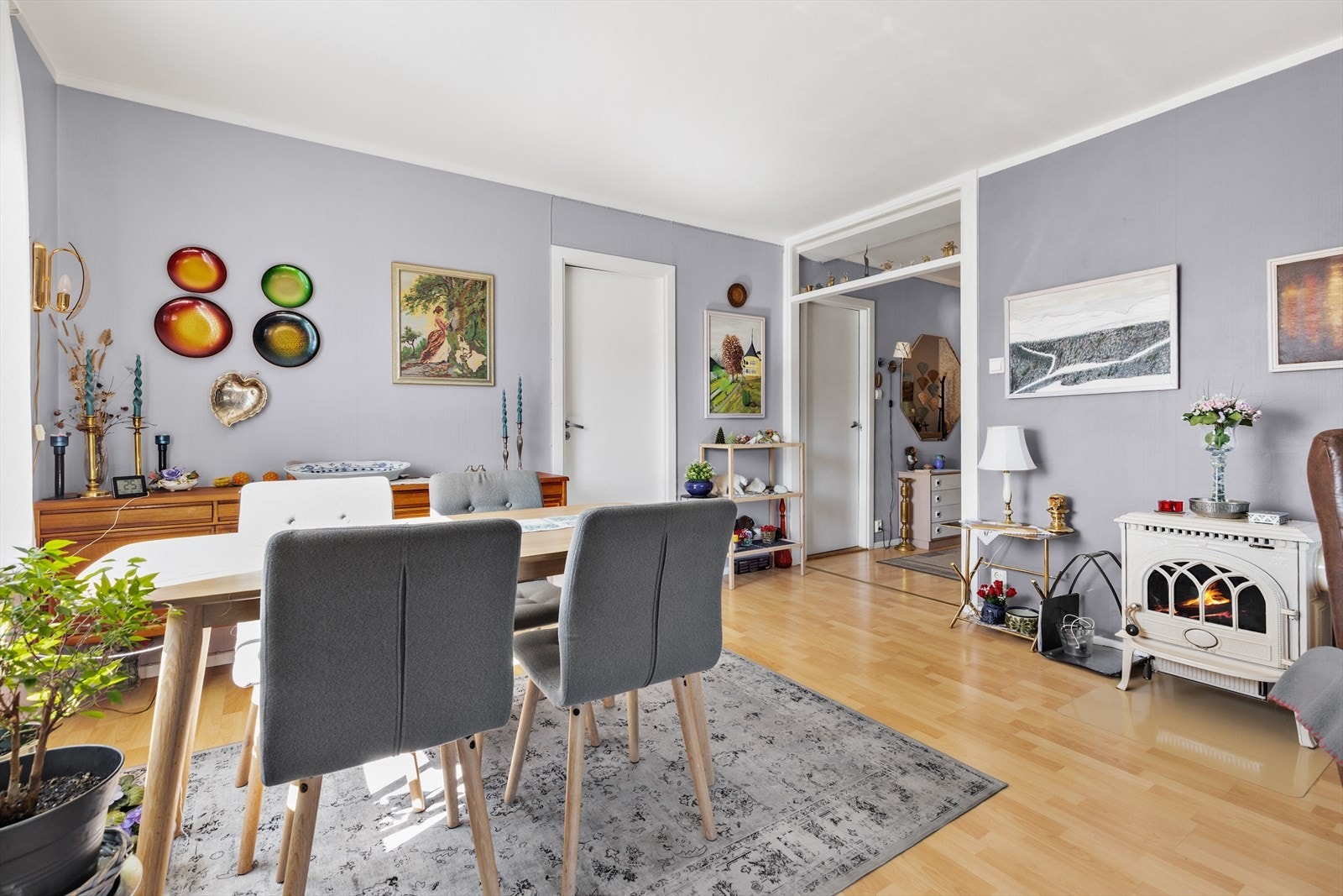 Stuen har vedovn som er godt på kalde vinterdager Galleribilde