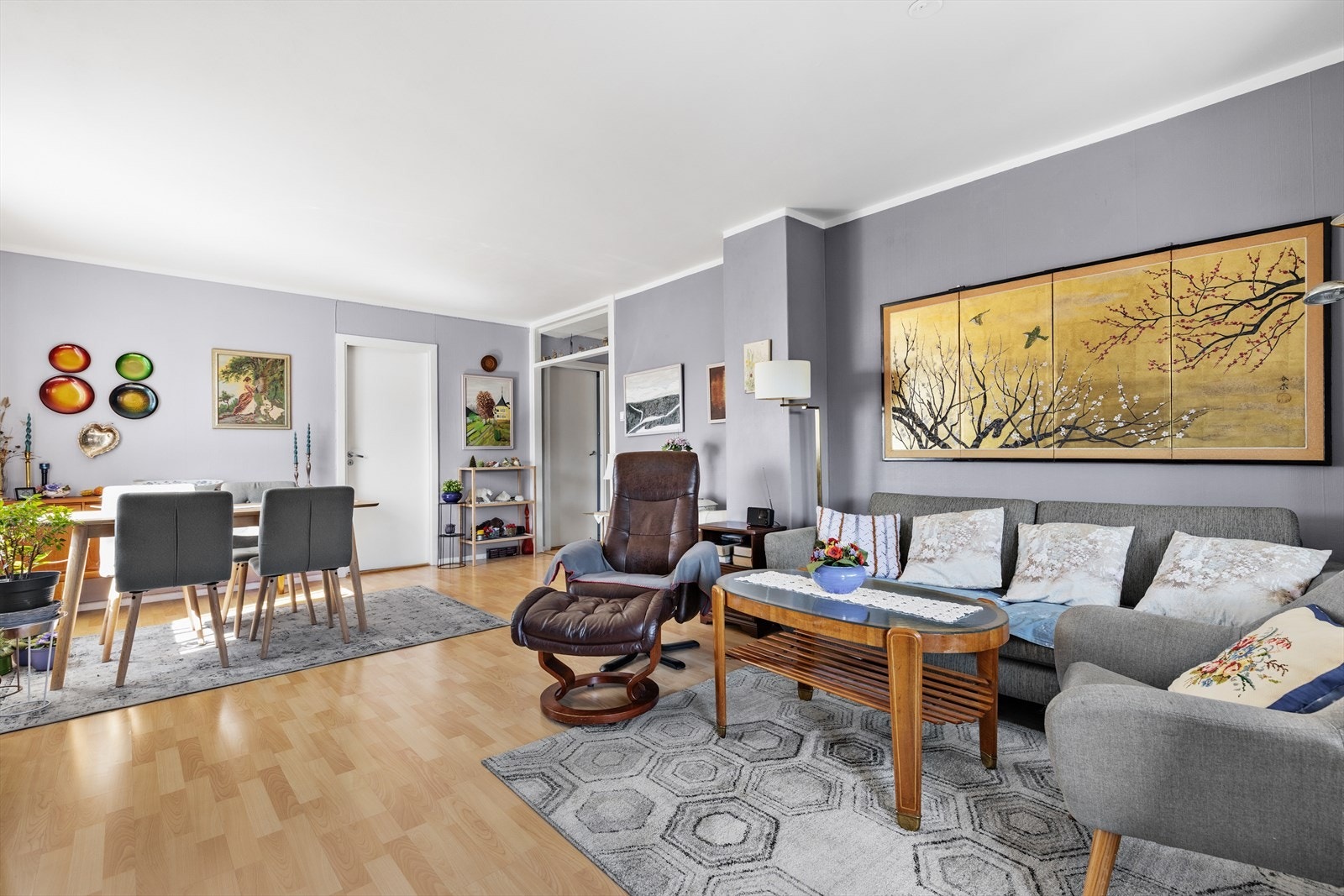 Åpen og lys stue Galleribilde