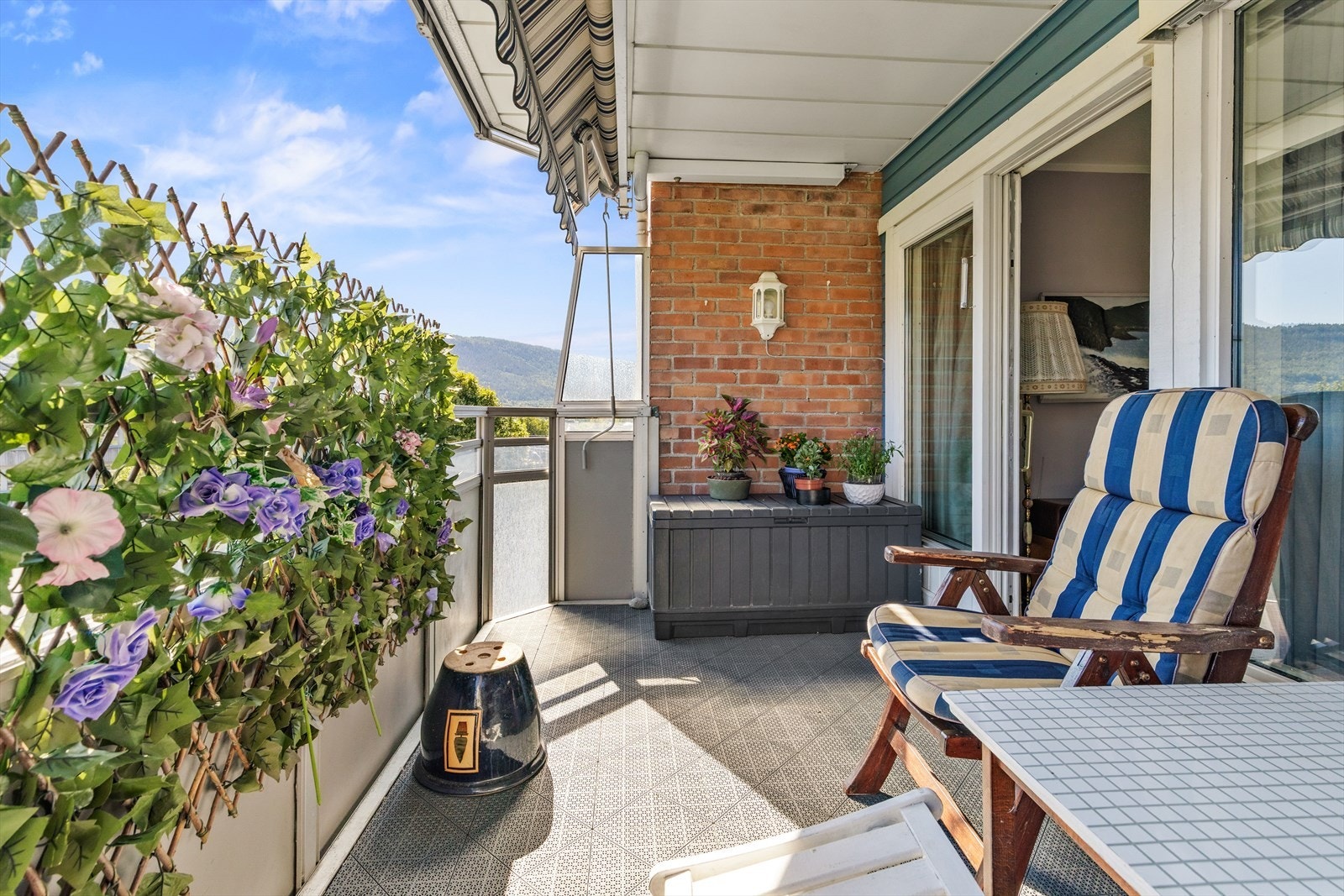 Romslig og innbydende balkong Galleribilde