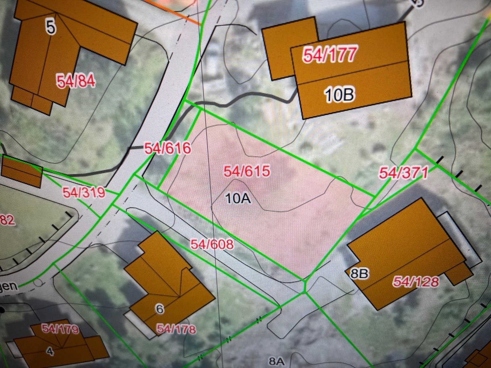 Tomta er på 515,6 kvm, og kan bebygges etter ønske og iht. regulering i området Galleribilde