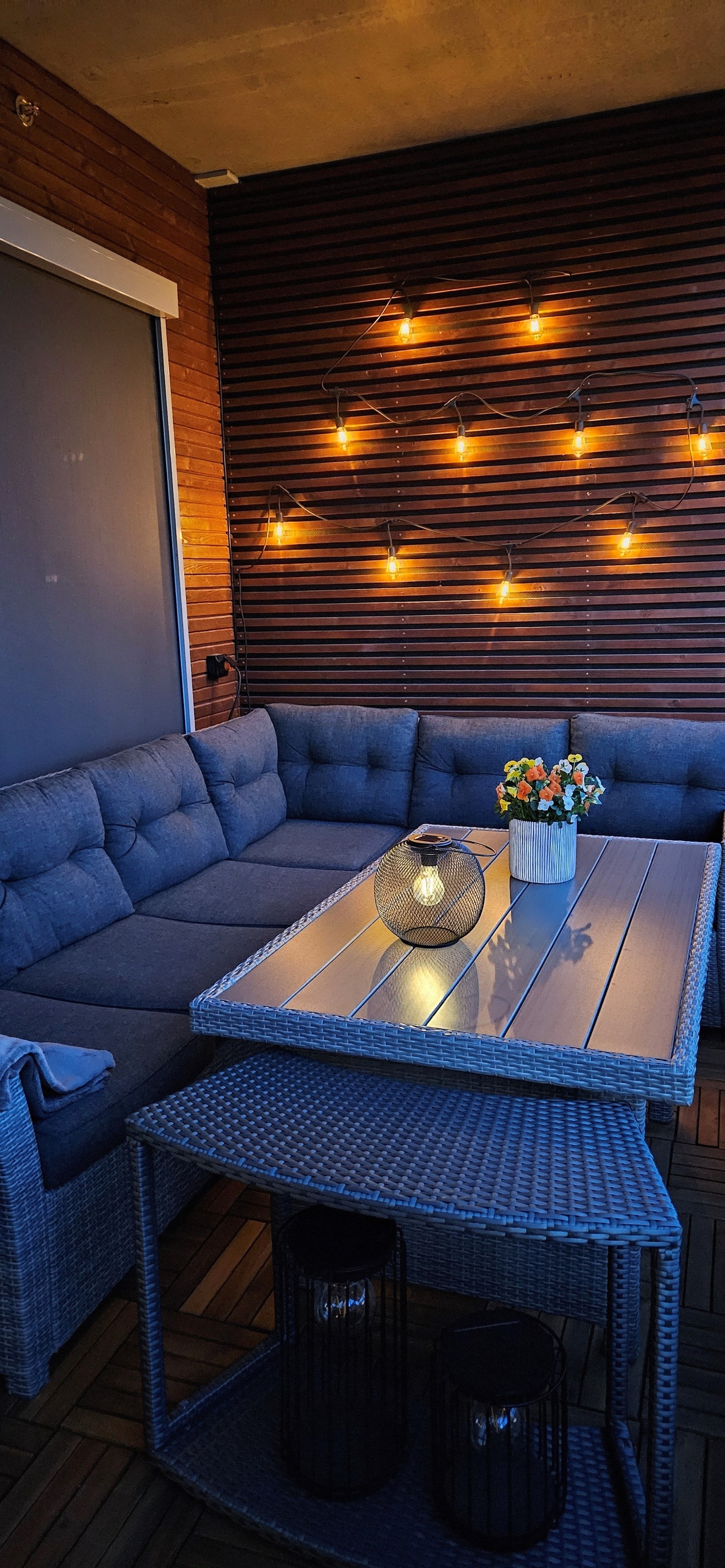 Utgang fra stue til vestvendt overbygget balkong på 11 kvm. Her kan du nyte sene sommerkvelder og fantastisk utsikt (selgers private bilde) Galleribilde