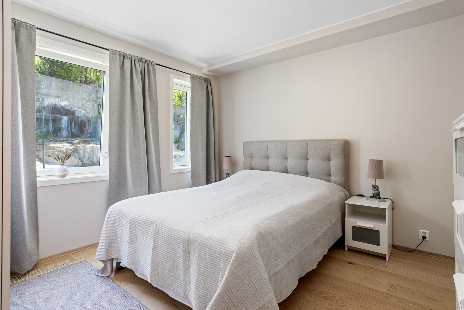 Hovedsoverom av god størrelse. Bod på soverom. Crown garerobeskap. Gulvflater belagt med parkett. Vegg- og himlingsflater i malte flater. Vannbåren gulvvarme Galleribilde