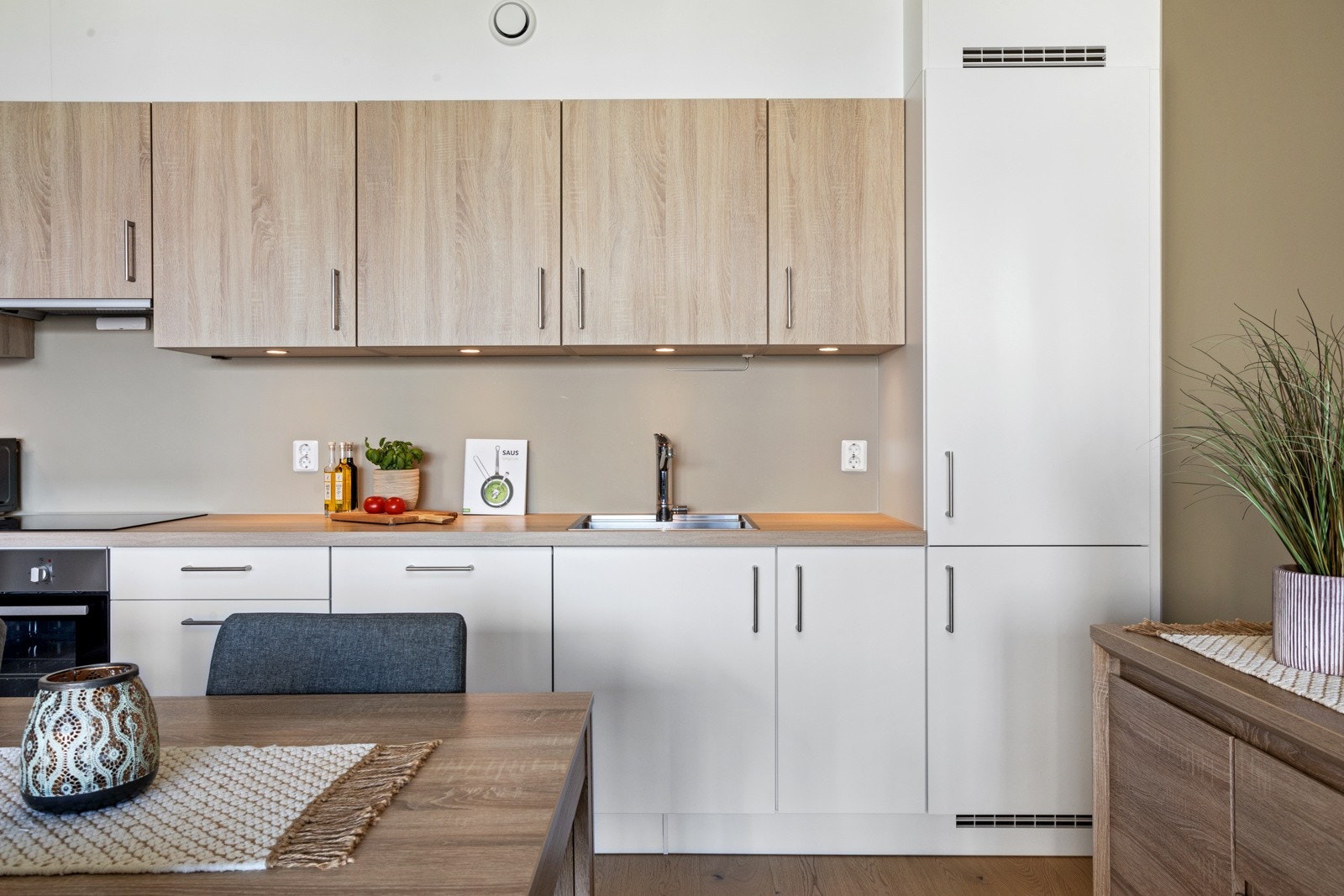 Kjøkkeninnredning med slette fronter. Gulvflater belagt med parkett. Vegg- og himlingsflater i malte flate. Vannbåren gulvvarme Galleribilde